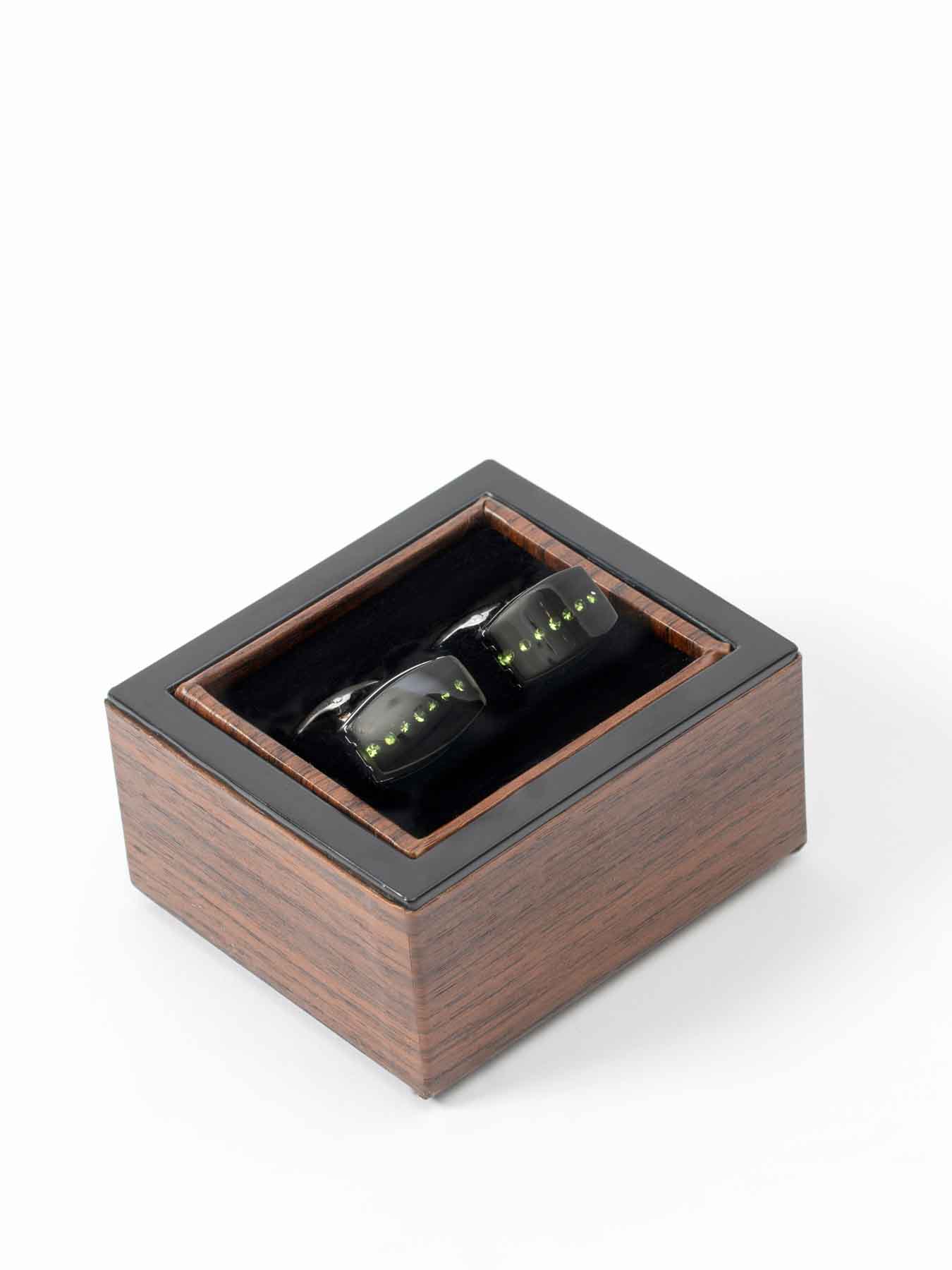 دکمه سردست نگین دار مشکی