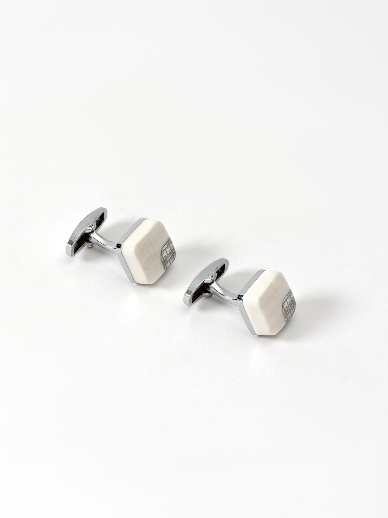 دکمه سردست مربع شکل نقره ای سفید