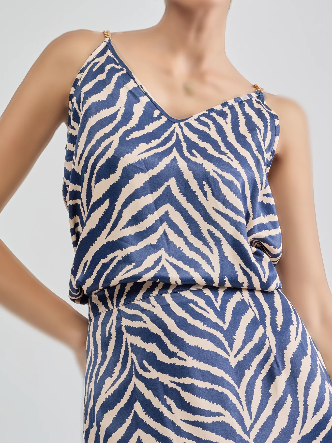 ست تاپ و دامن طرح دار سرمه ای کرم