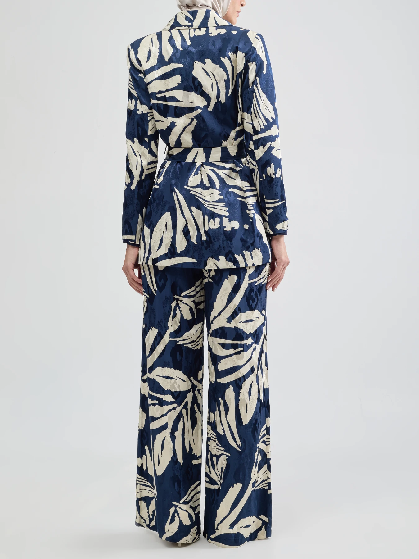 کت و شلوار طرح دار سزمه ای کرم یقه آرشال 