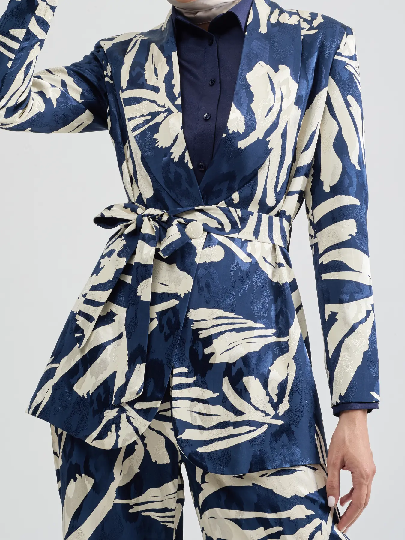 کت و شلوار طرح دار سزمه ای کرم یقه آرشال 