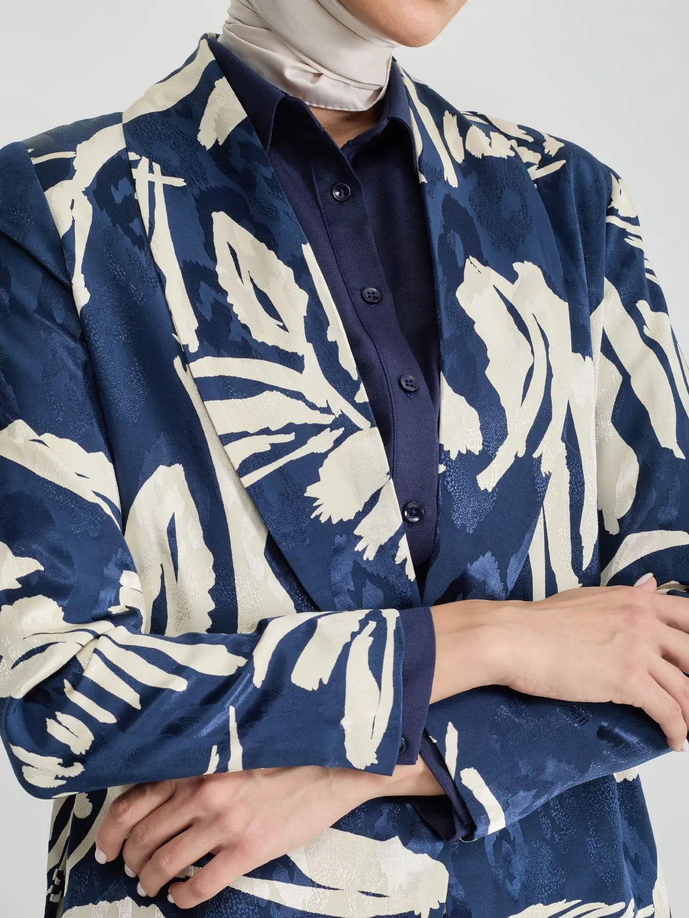 کت و شلوار طرح دار سزمه ای کرم یقه آرشال 