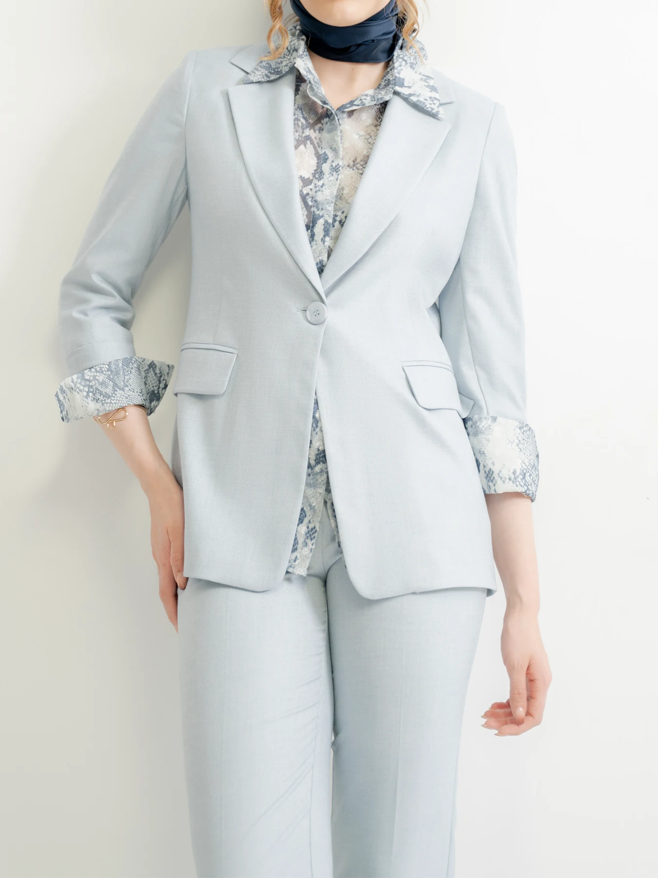 کت شلوار زنانه یقه انگلیسی تک دکمه آبی طوسی