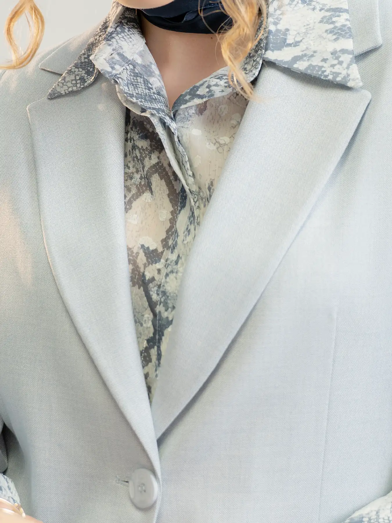 کت شلوار زنانه یقه انگلیسی تک دکمه آبی طوسی