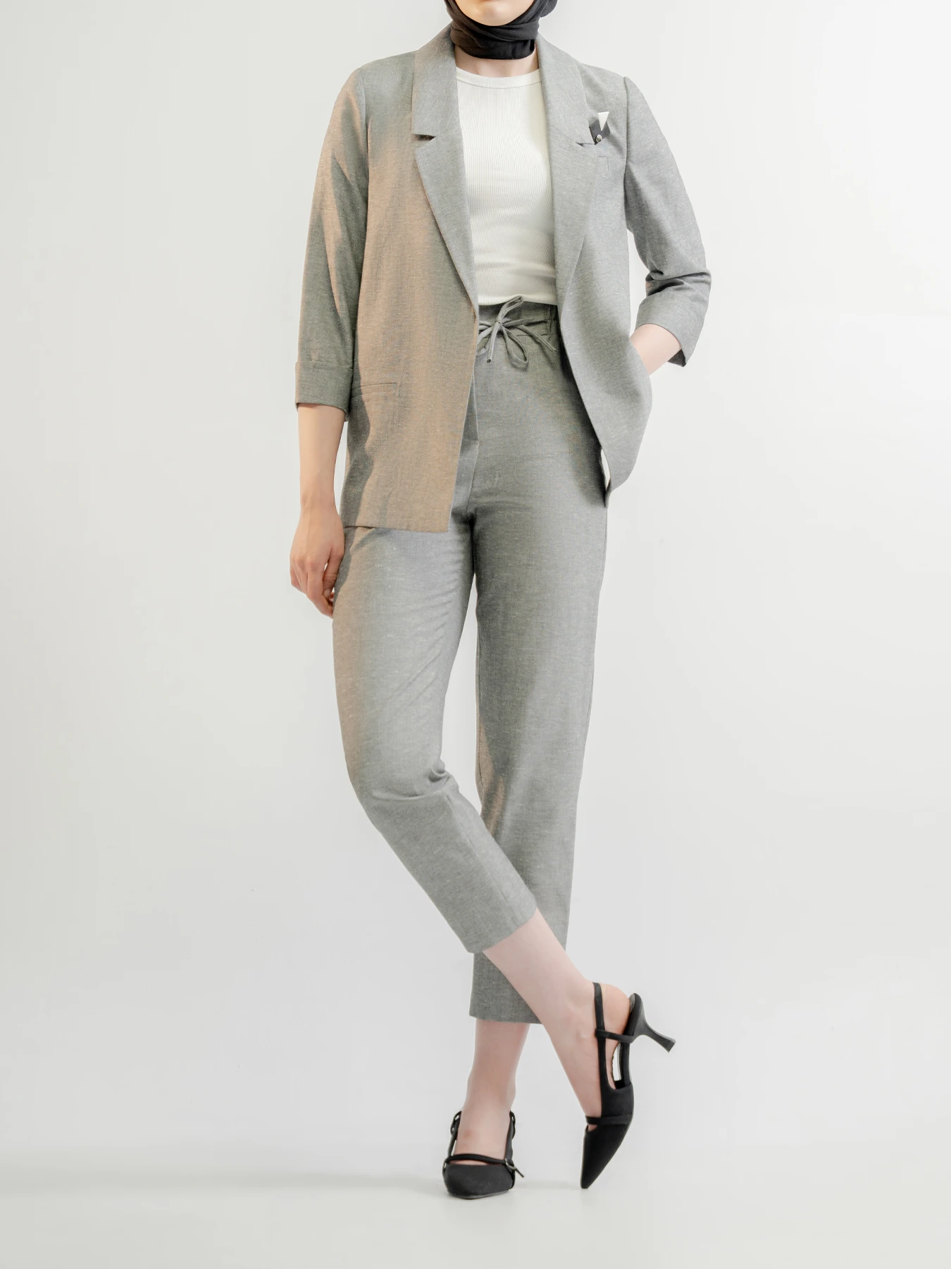 کت شلوار زنانه طوسی یقه انگلیسی جلو باز طرحدار 