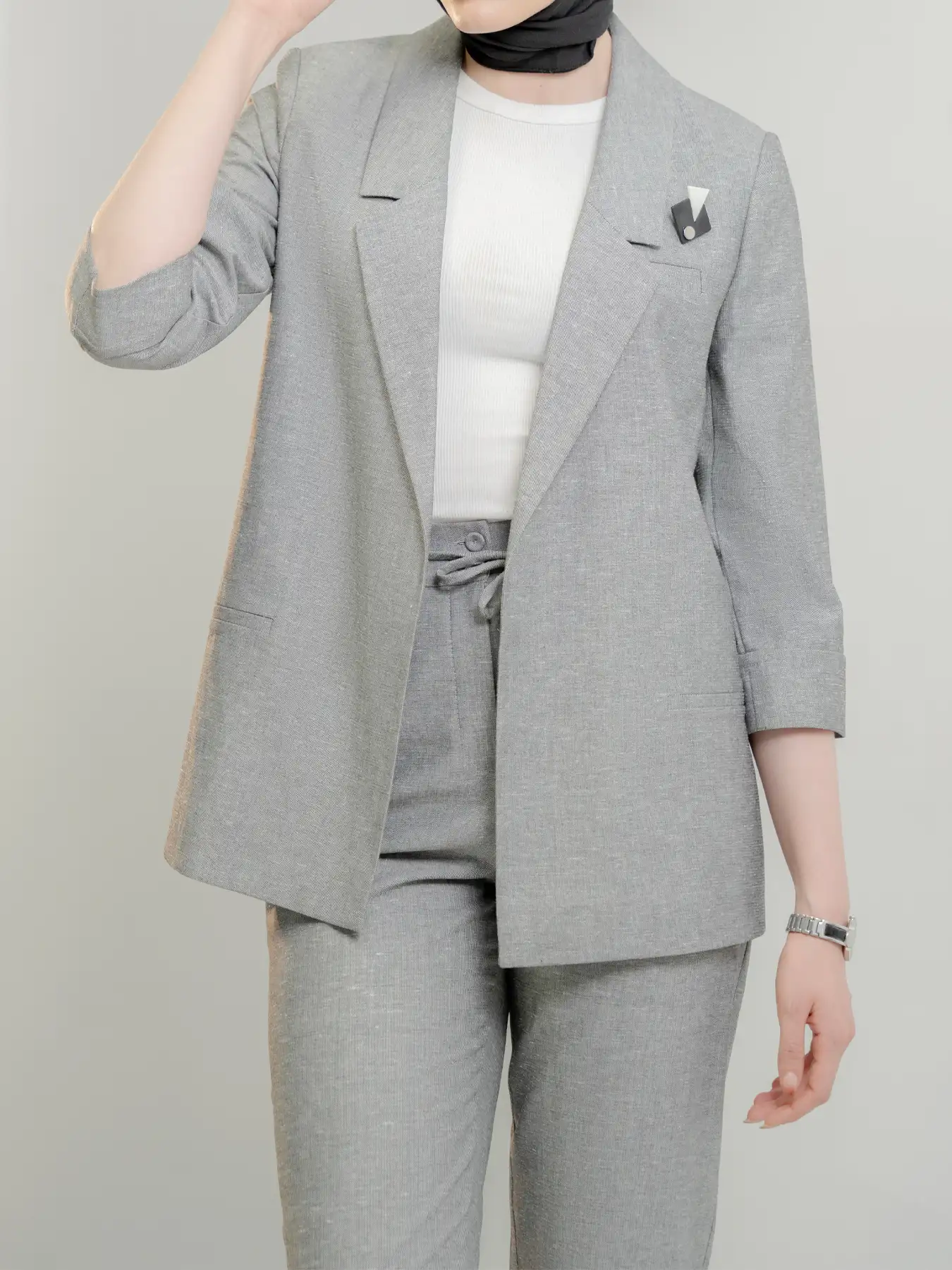 کت شلوار زنانه طوسی یقه انگلیسی جلو باز طرحدار 