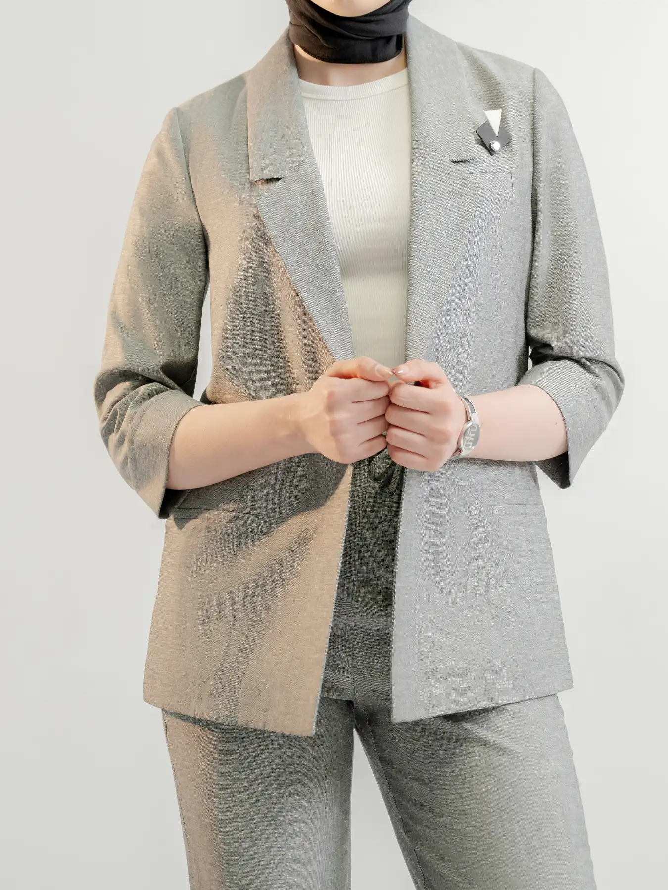 کت شلوار زنانه طوسی یقه انگلیسی جلو باز طرحدار 