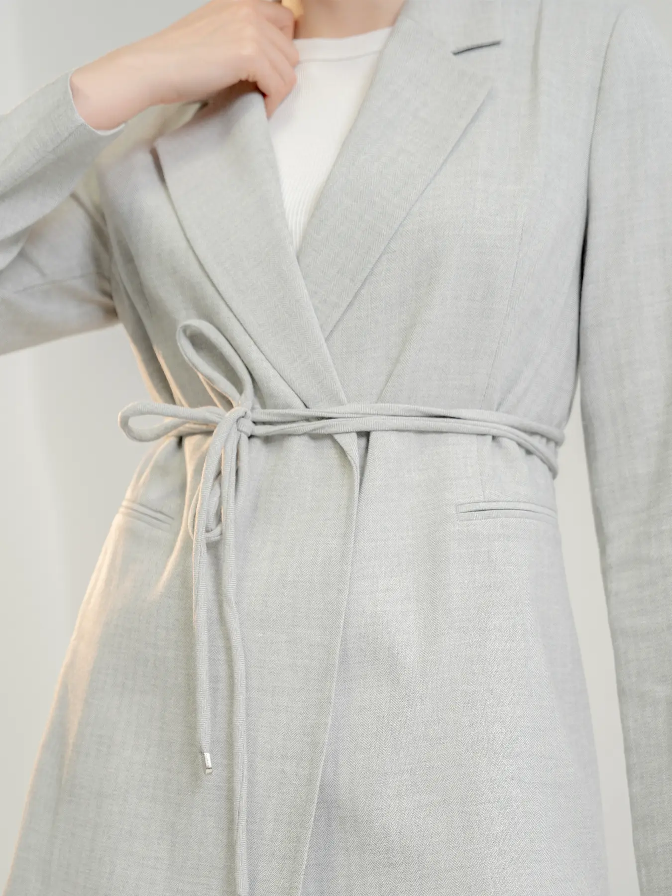 کت شلوار زنانه یقه انگلیسی جلو باز طرح دار طوسی