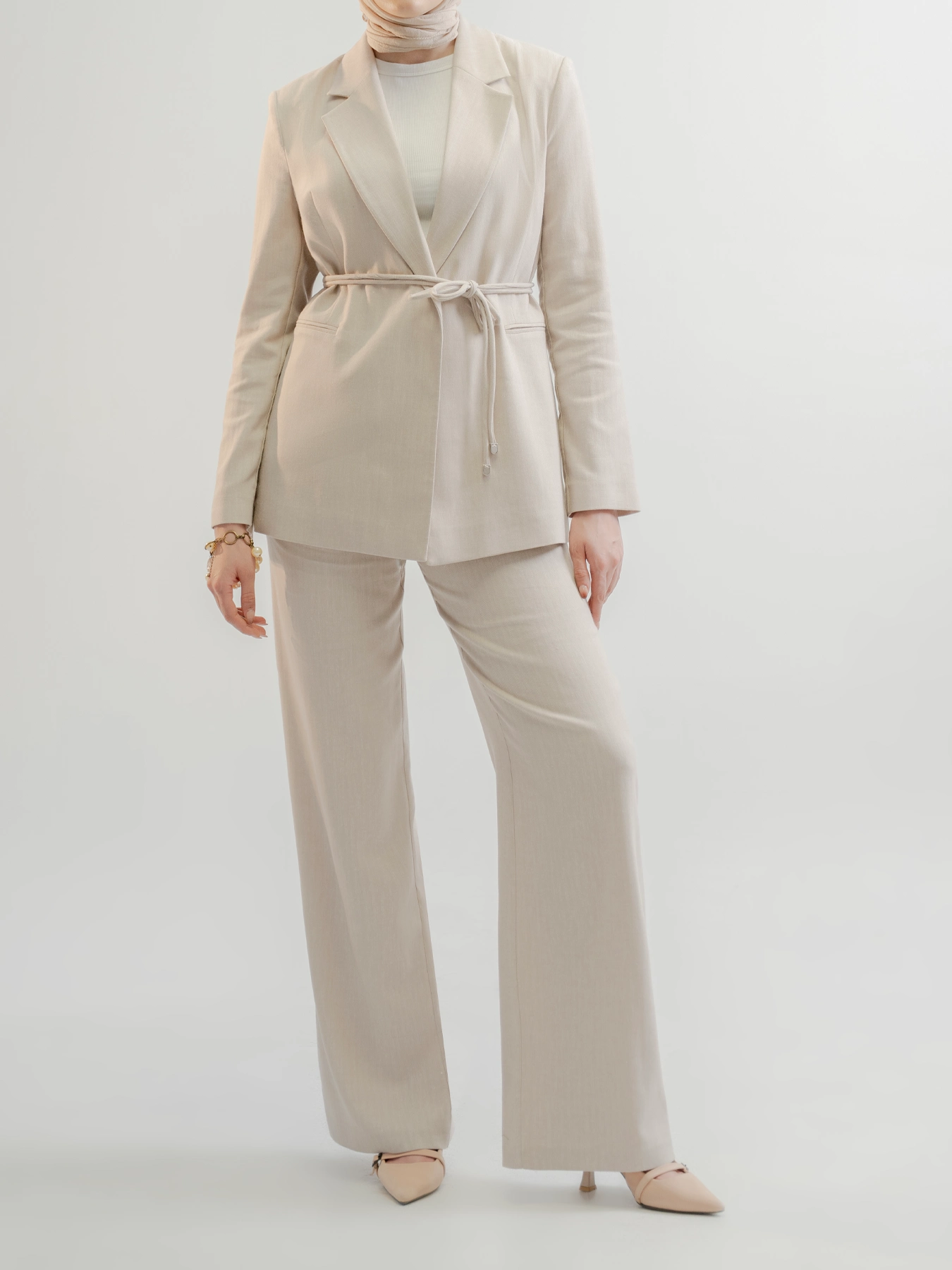 کت و شلوار زنانه کرم یقه انگلیسی جلوباز طرح دار