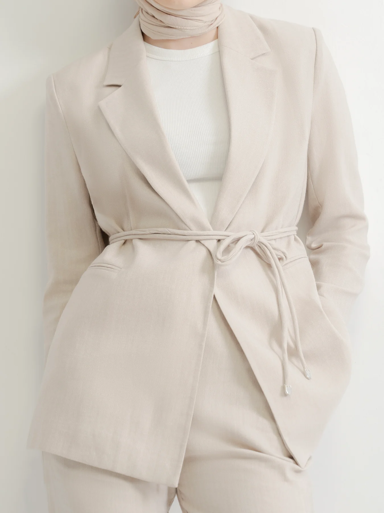 کت و شلوار زنانه کرم یقه انگلیسی جلوباز طرح دار