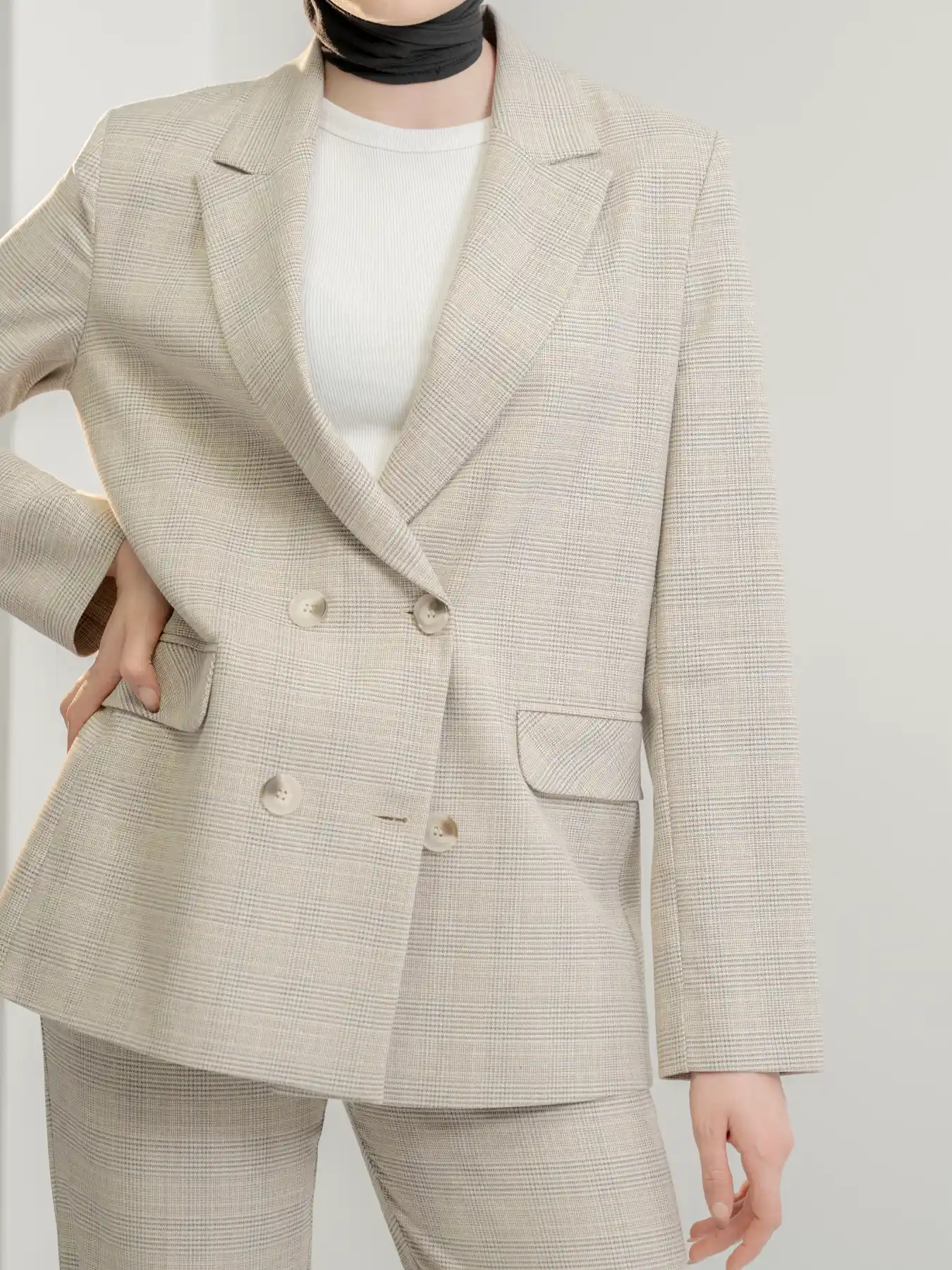 کت شلوار زنانه چهارخانه کرم یقه انگلیسی 