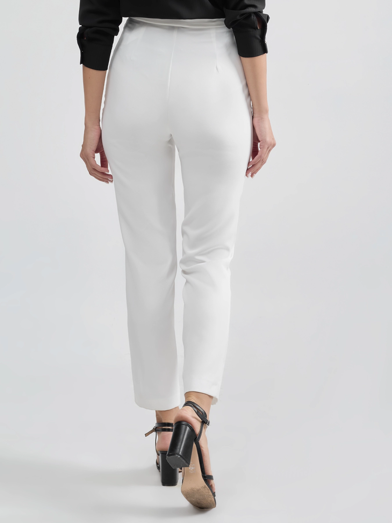 شلوار زنانه راسته سفید سگک طلایی