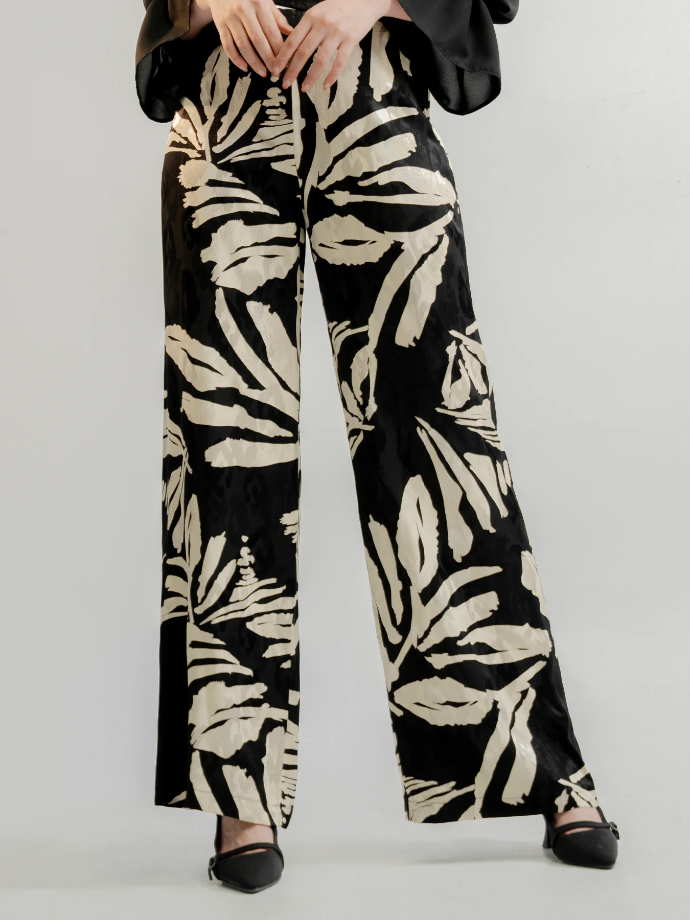 شلوار زنانه ساتن مدل بگ طرحدار مشکی کرم