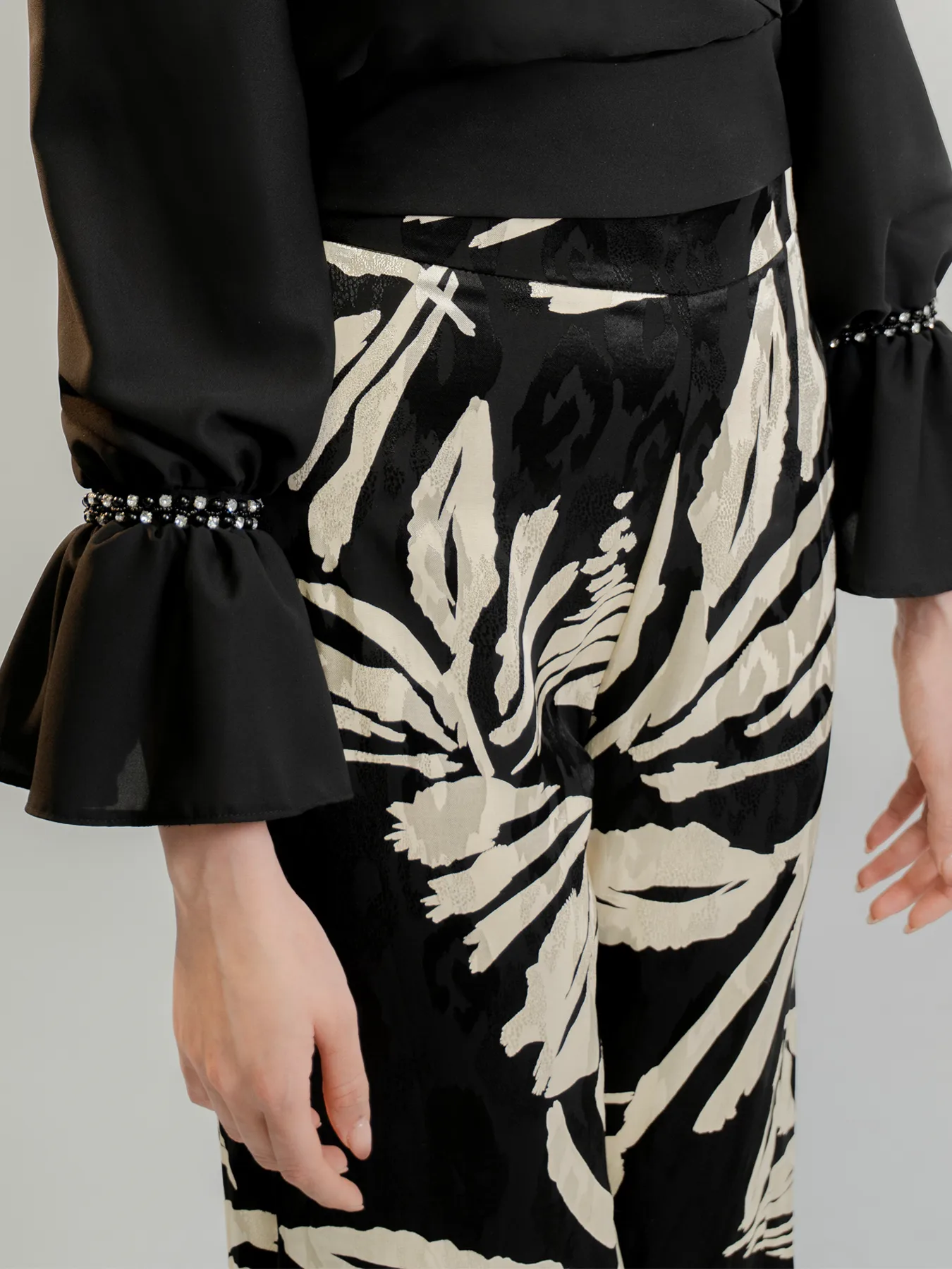 شلوار زنانه ساتن مدل بگ طرحدار مشکی کرم