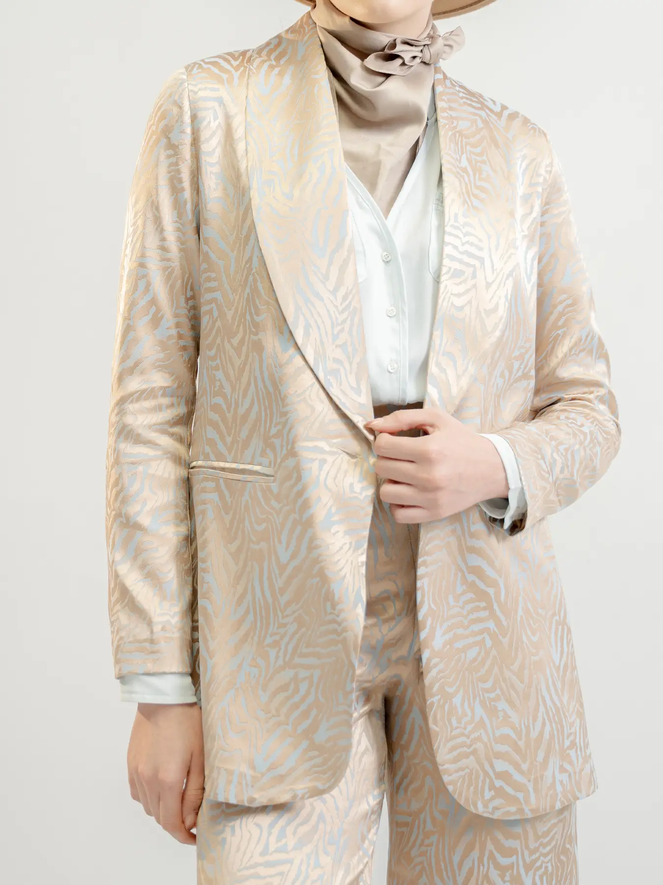 کت تک زنانه یقه آرشال طرح دار نسکافه ایی