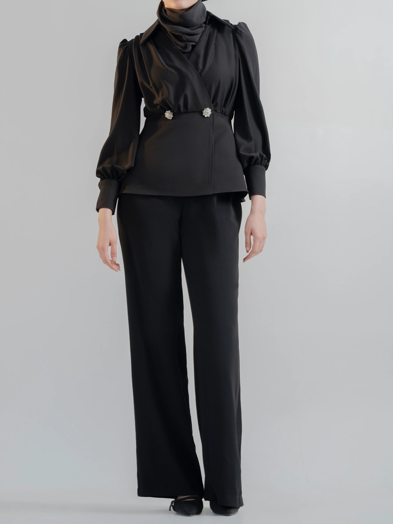 شومیز حریر یقه شکاری چین دار مشکی