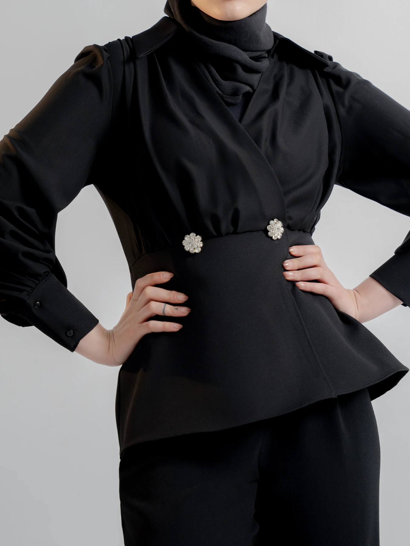 شومیز حریر یقه شکاری چین دار مشکی