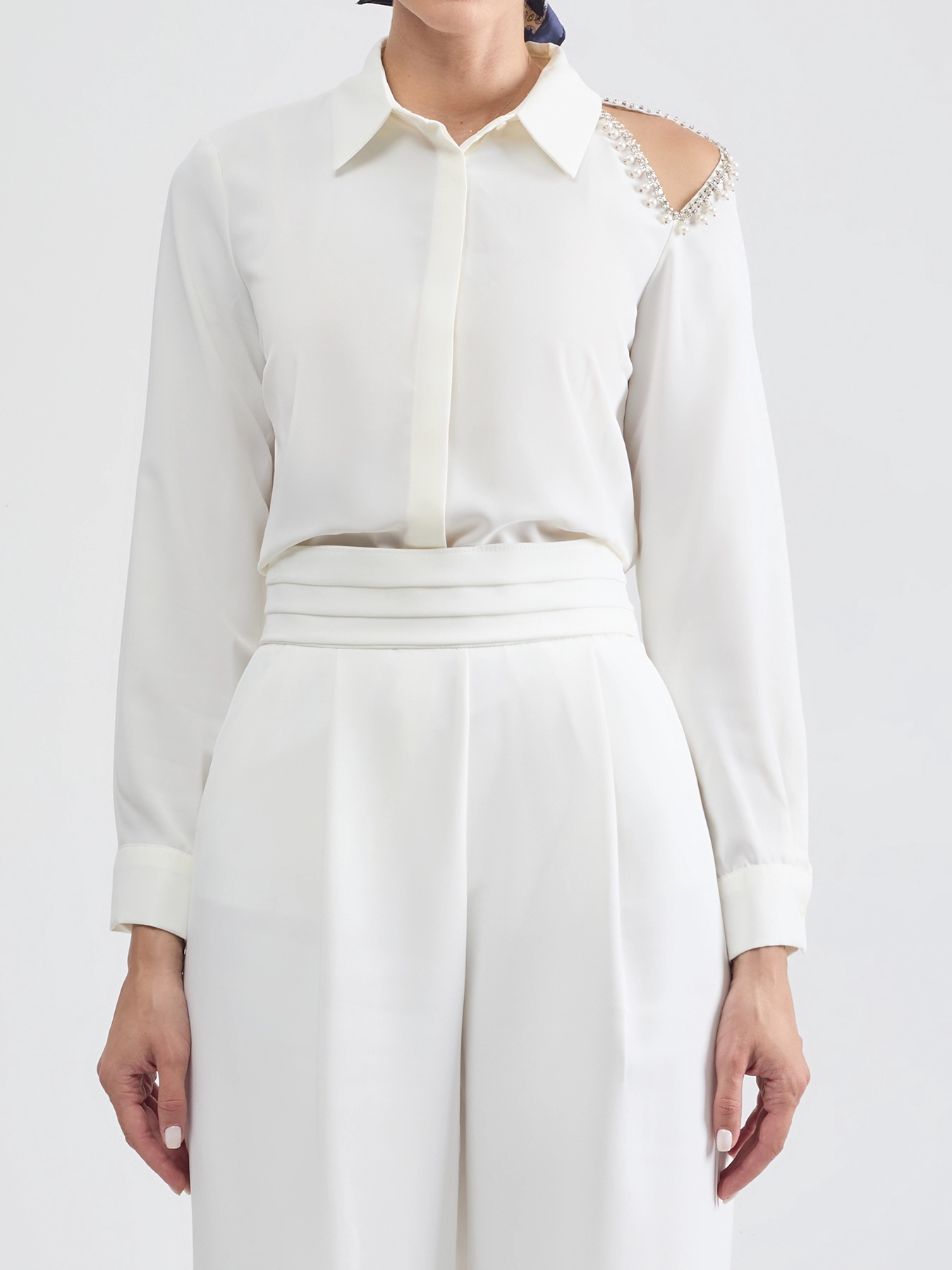 شومیز سفید یقه شکاری دکمه مخفی 