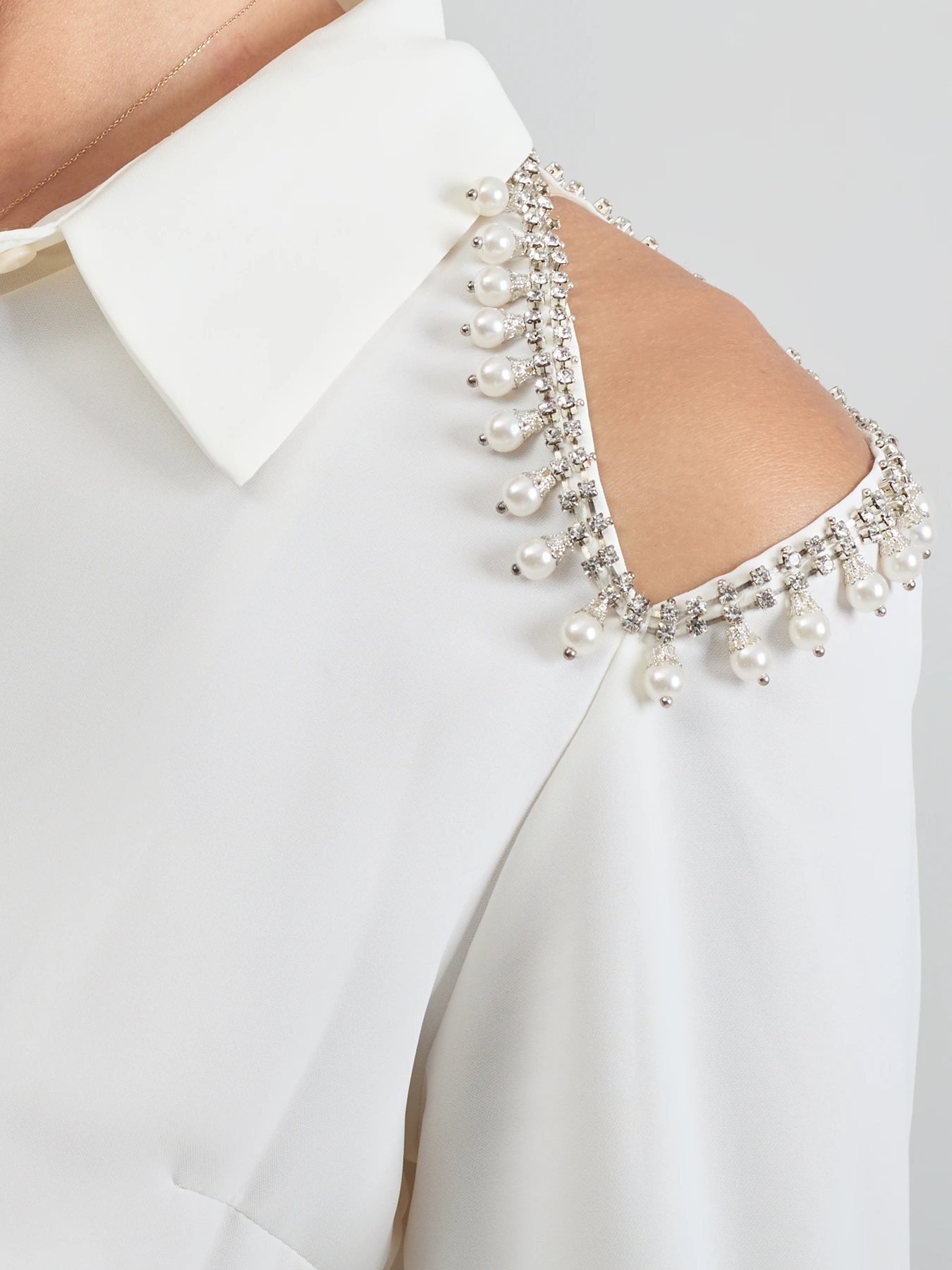 شومیز سفید یقه شکاری دکمه مخفی 