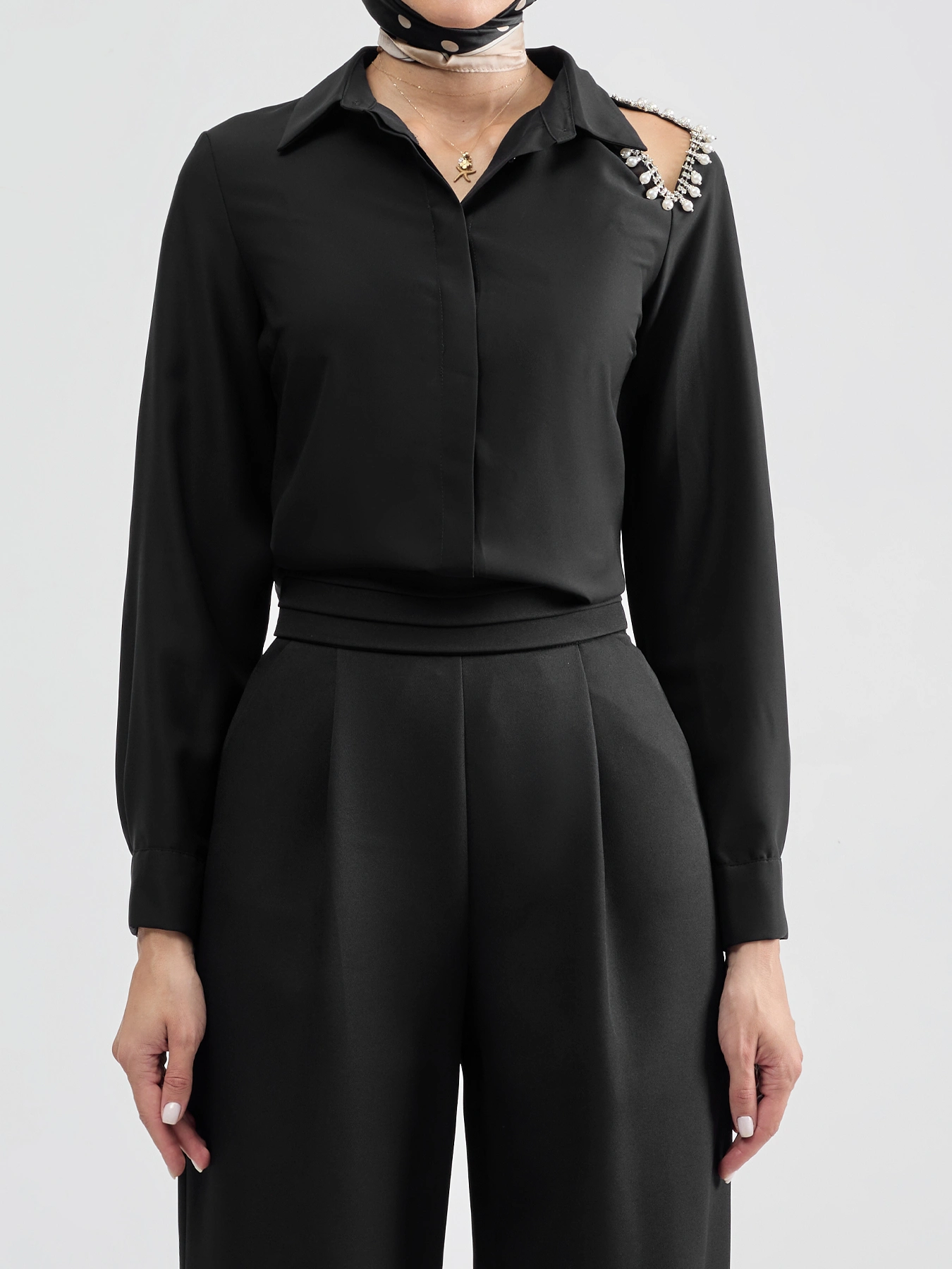 شومیز مشکی یقه شکاری دکمه مخفی  