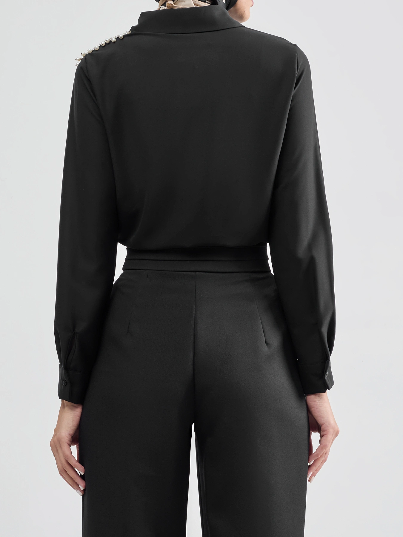 شومیز مشکی یقه شکاری دکمه مخفی  