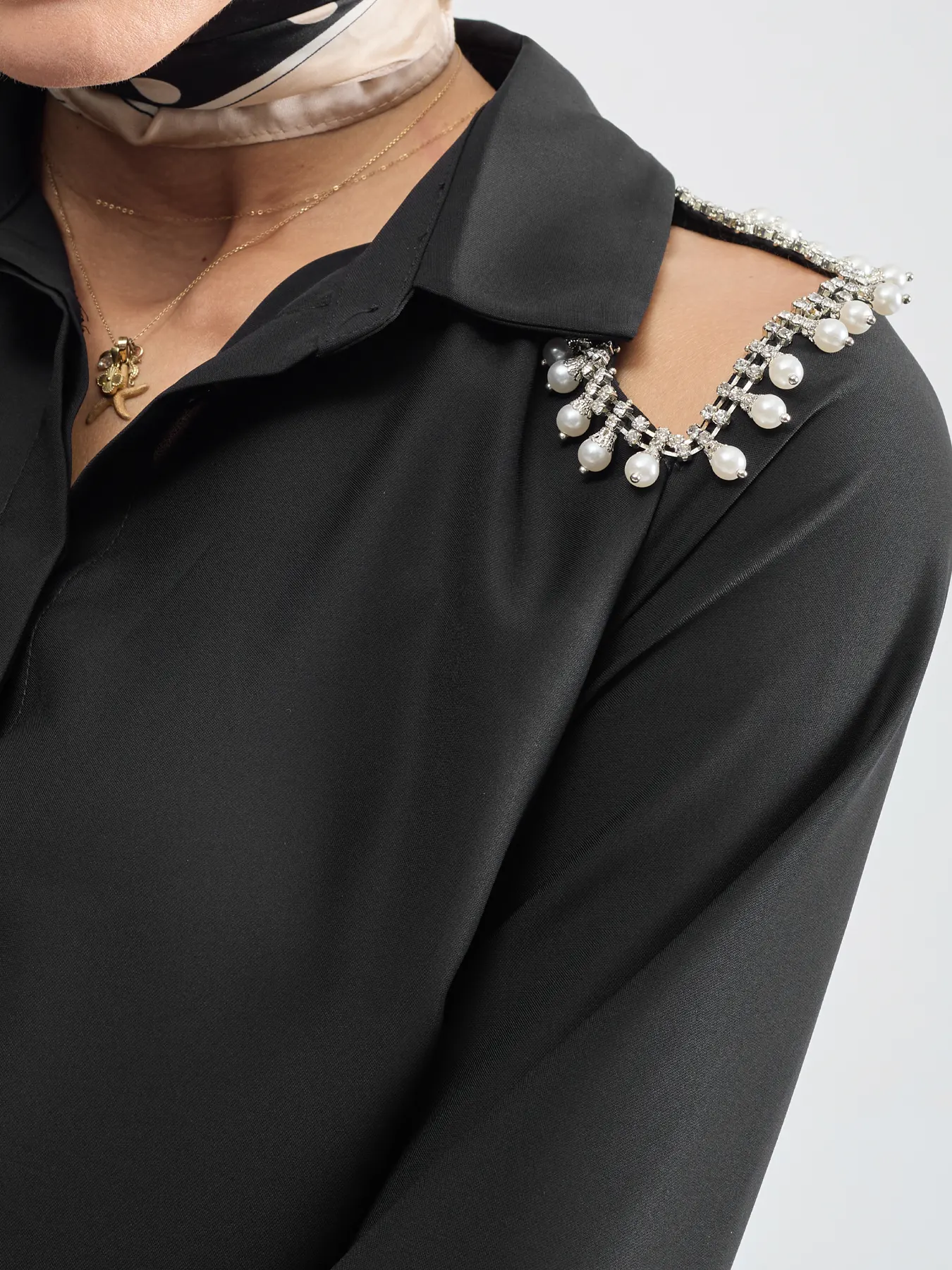 شومیز مشکی یقه شکاری دکمه مخفی  