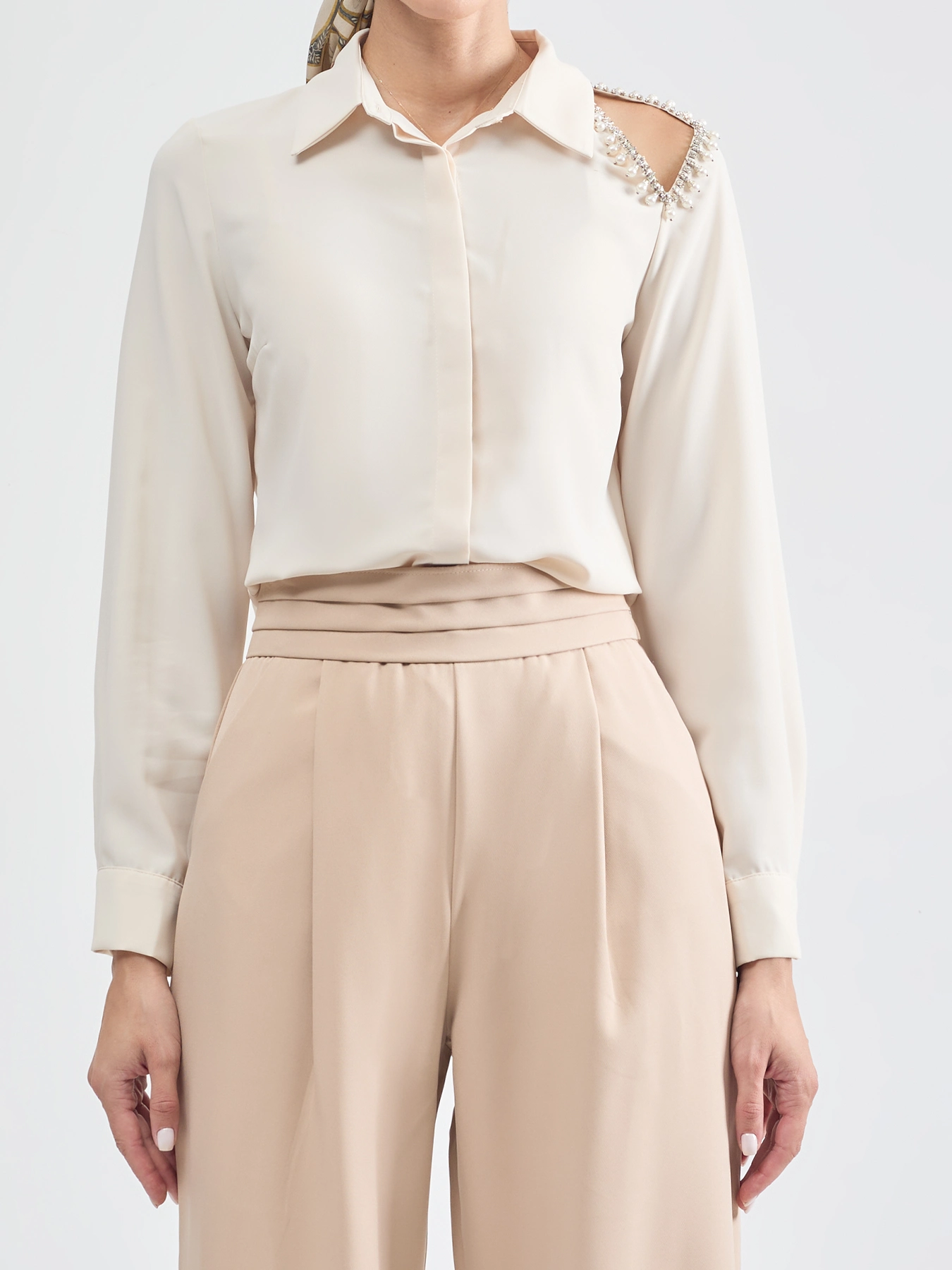 شومیز کرم یقه شکاری دکمه مخفی 