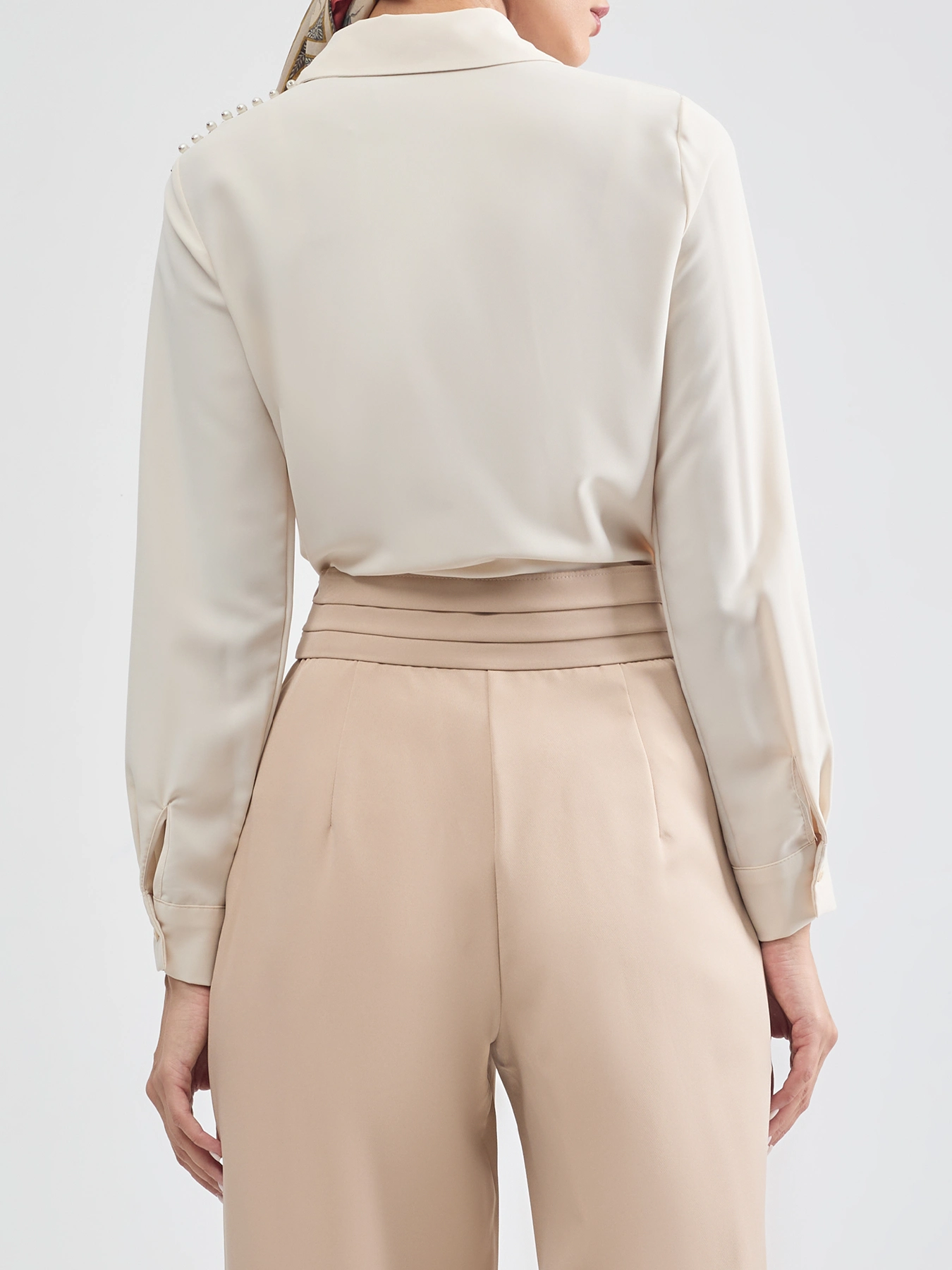 شومیز کرم یقه شکاری دکمه مخفی 