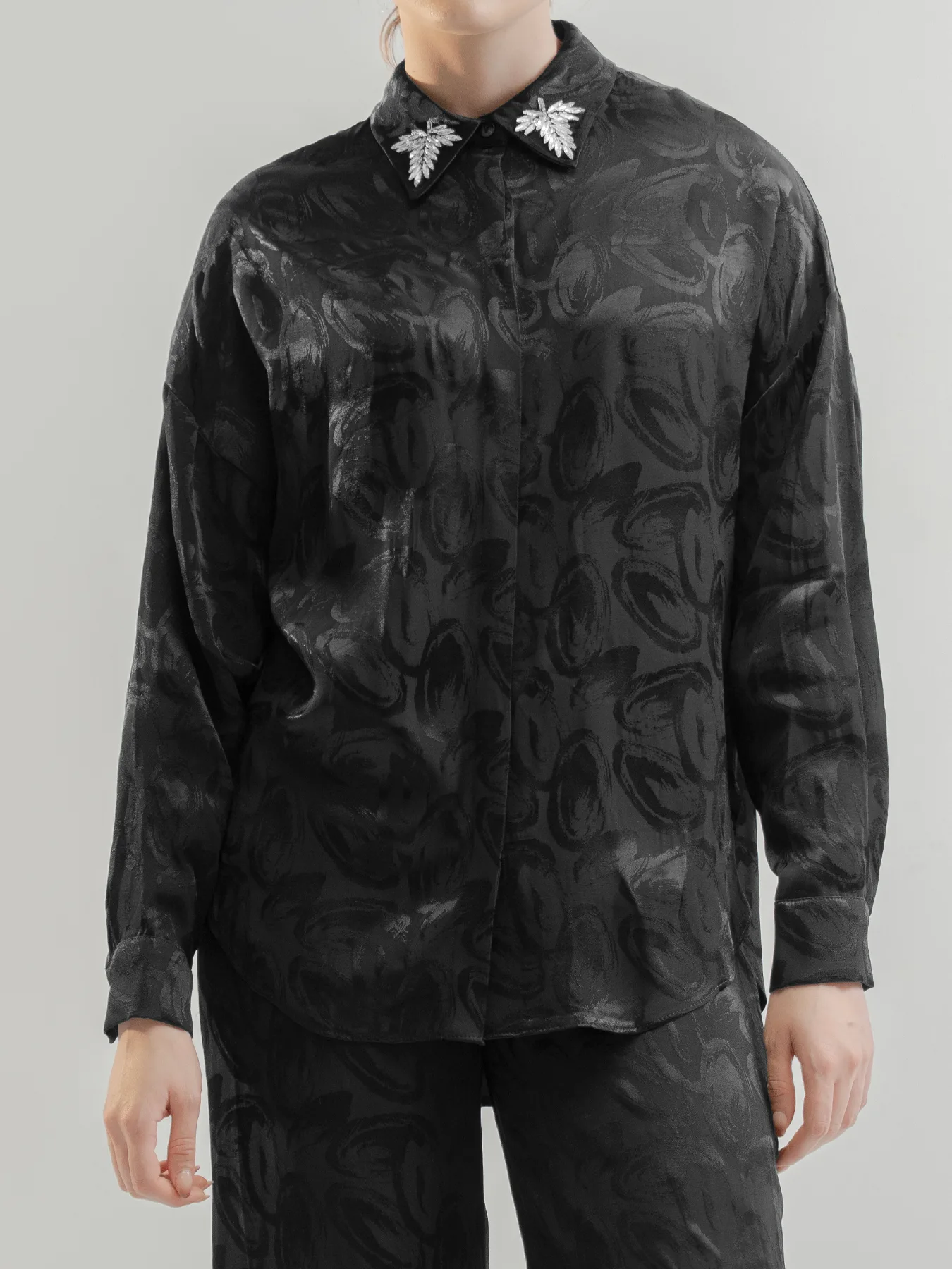 شومیز یقه پیراهنی دکمه مخفی طرح دار مشکی