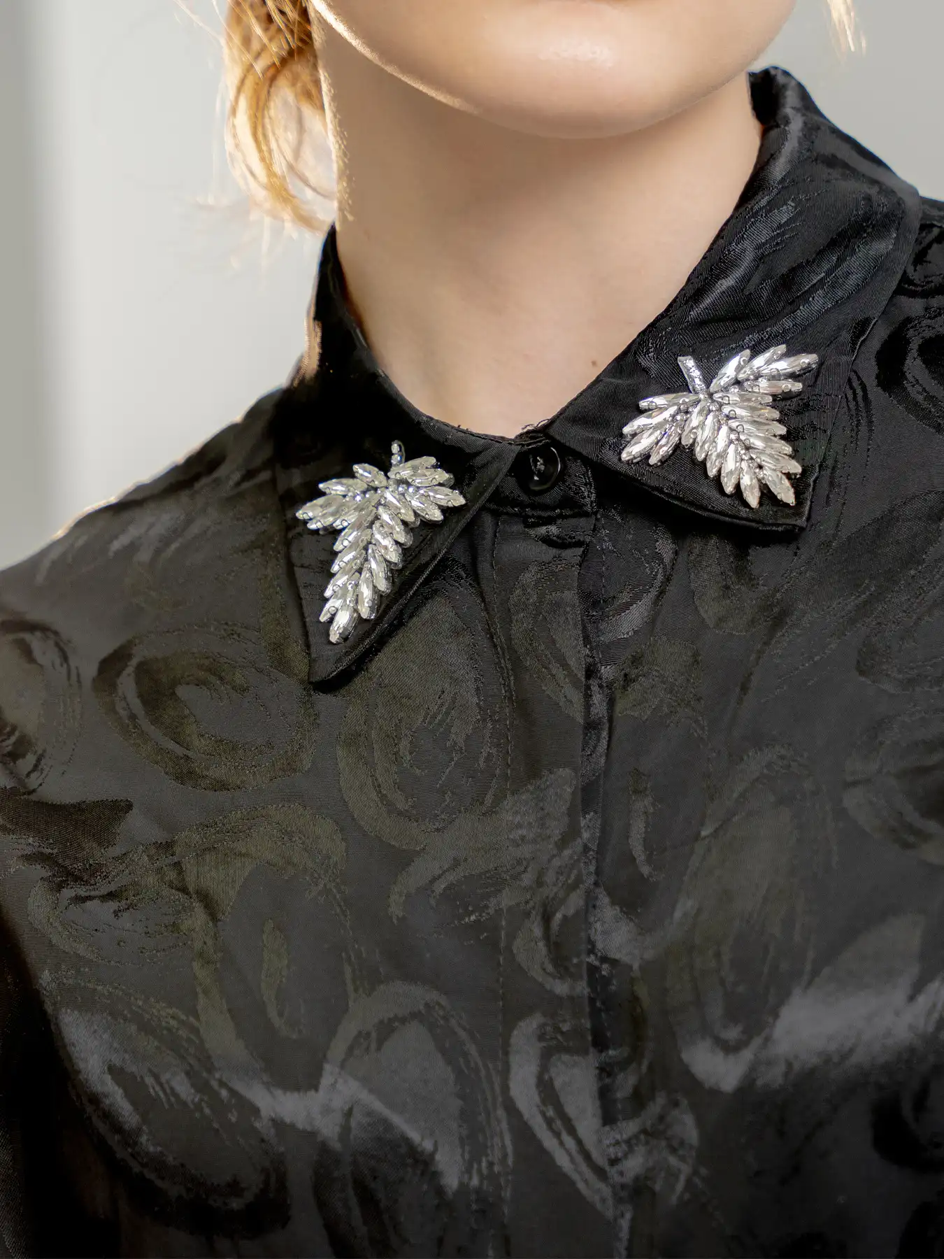 شومیز یقه پیراهنی دکمه مخفی طرح دار مشکی