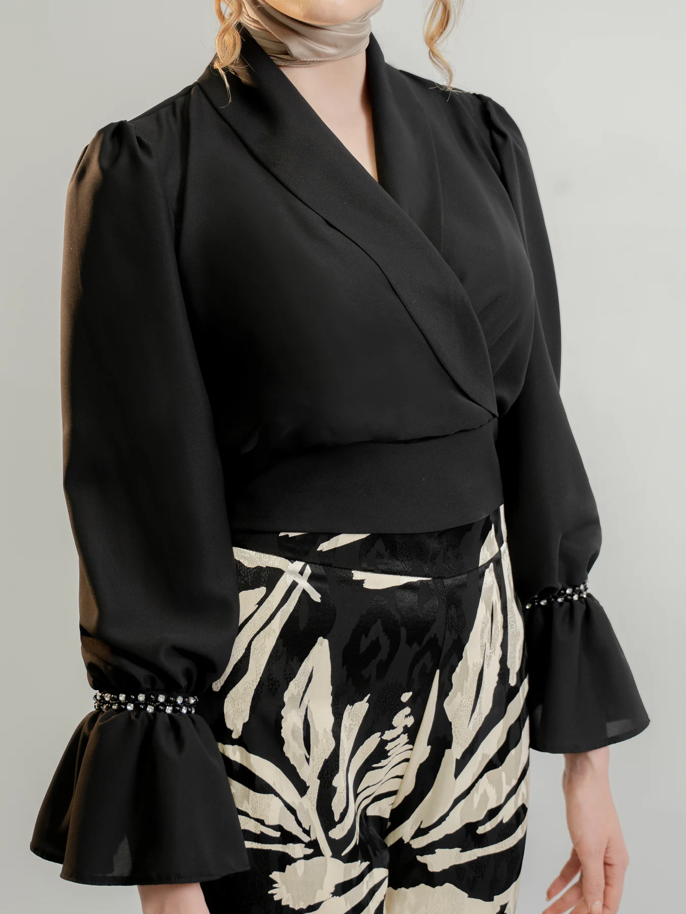 شومیز کراپ یقه آرشال کمرکش مشکی