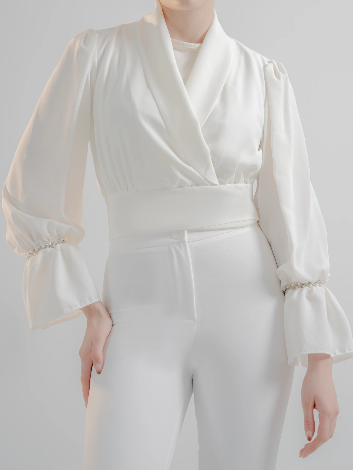 شومیز کراپ یقه آرشال کمرکش سفید
