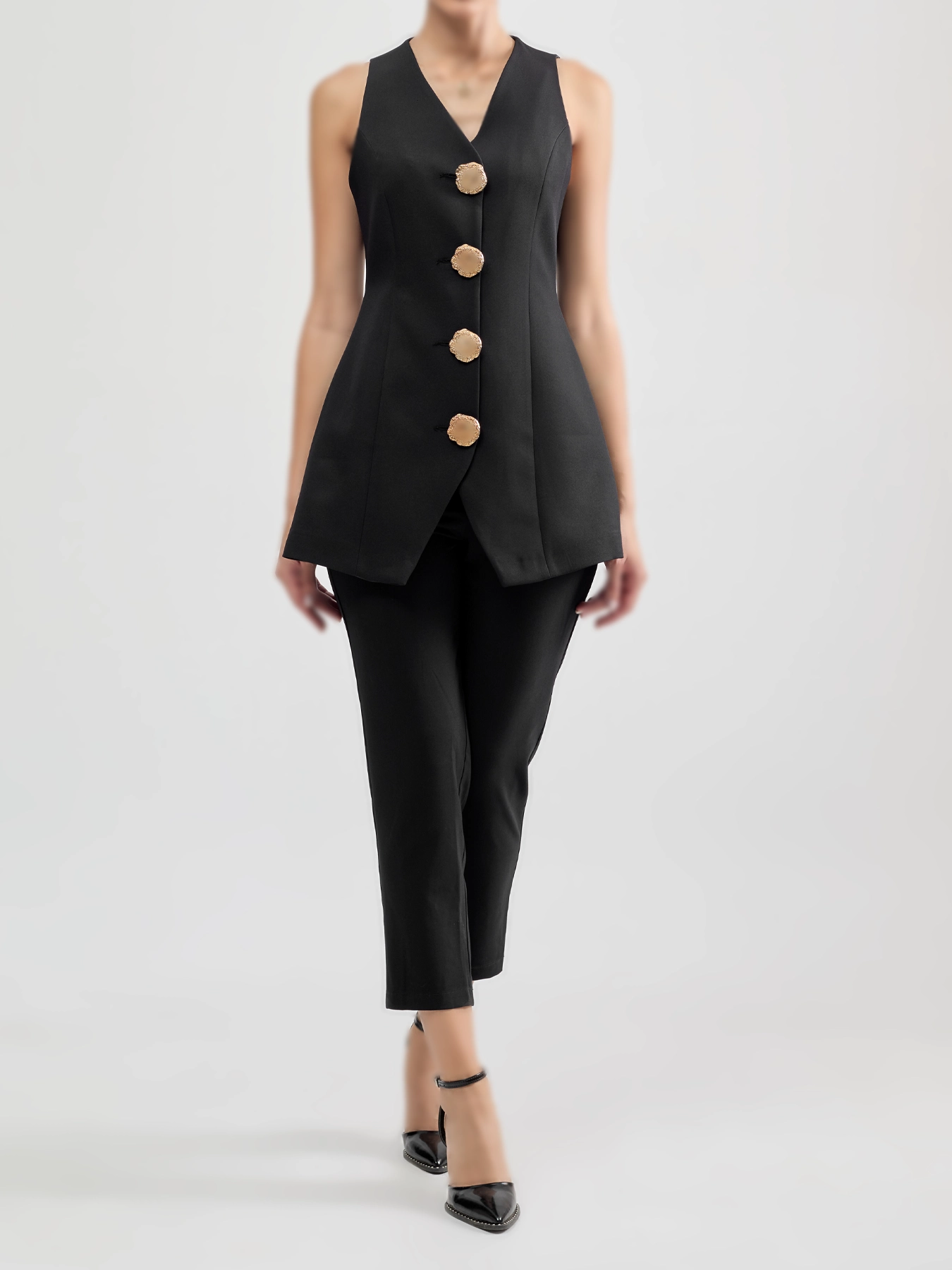 سارافن مشکی یقه هفت چهاردکمه بزرگ طلایی