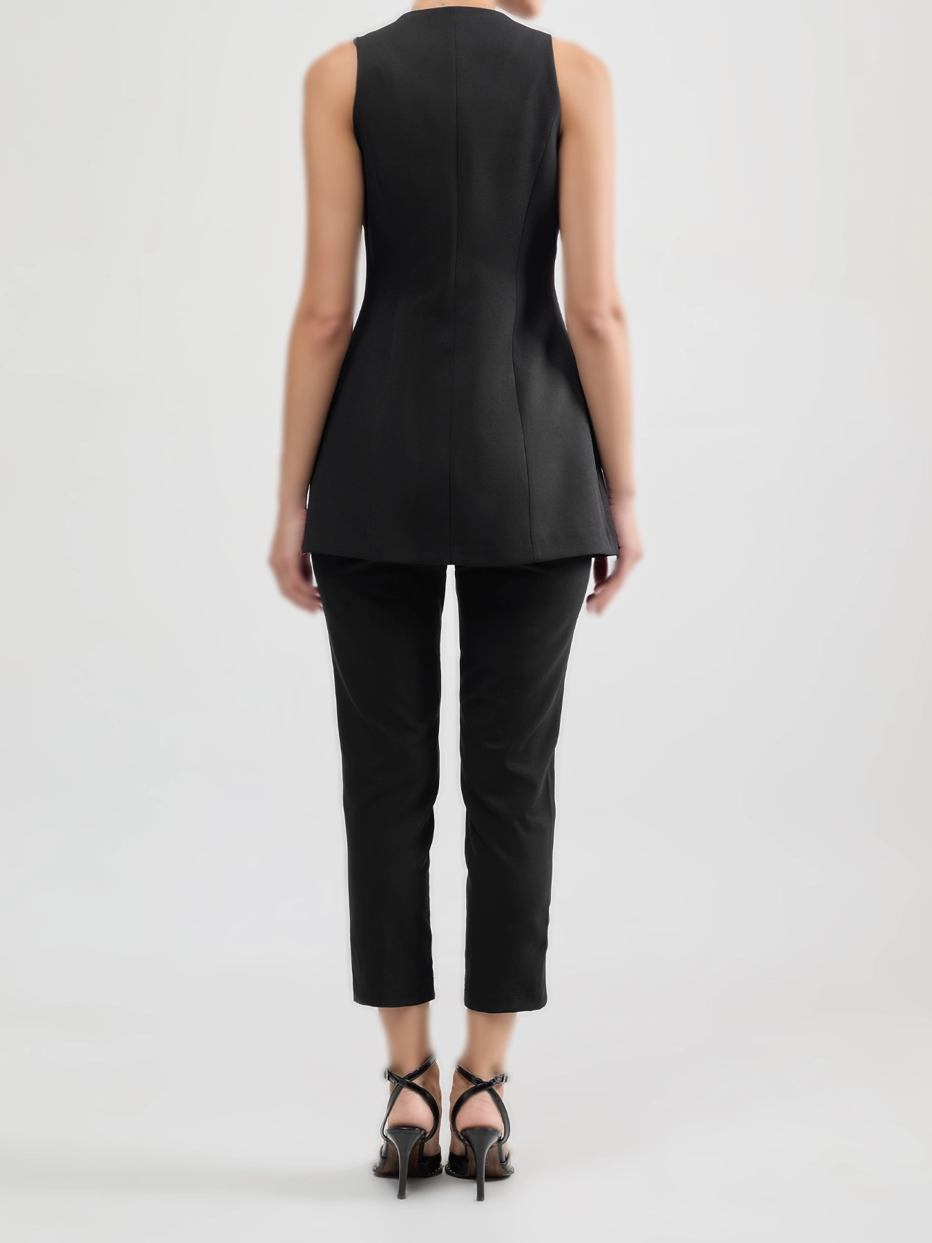 سارافن مشکی یقه هفت چهاردکمه بزرگ طلایی