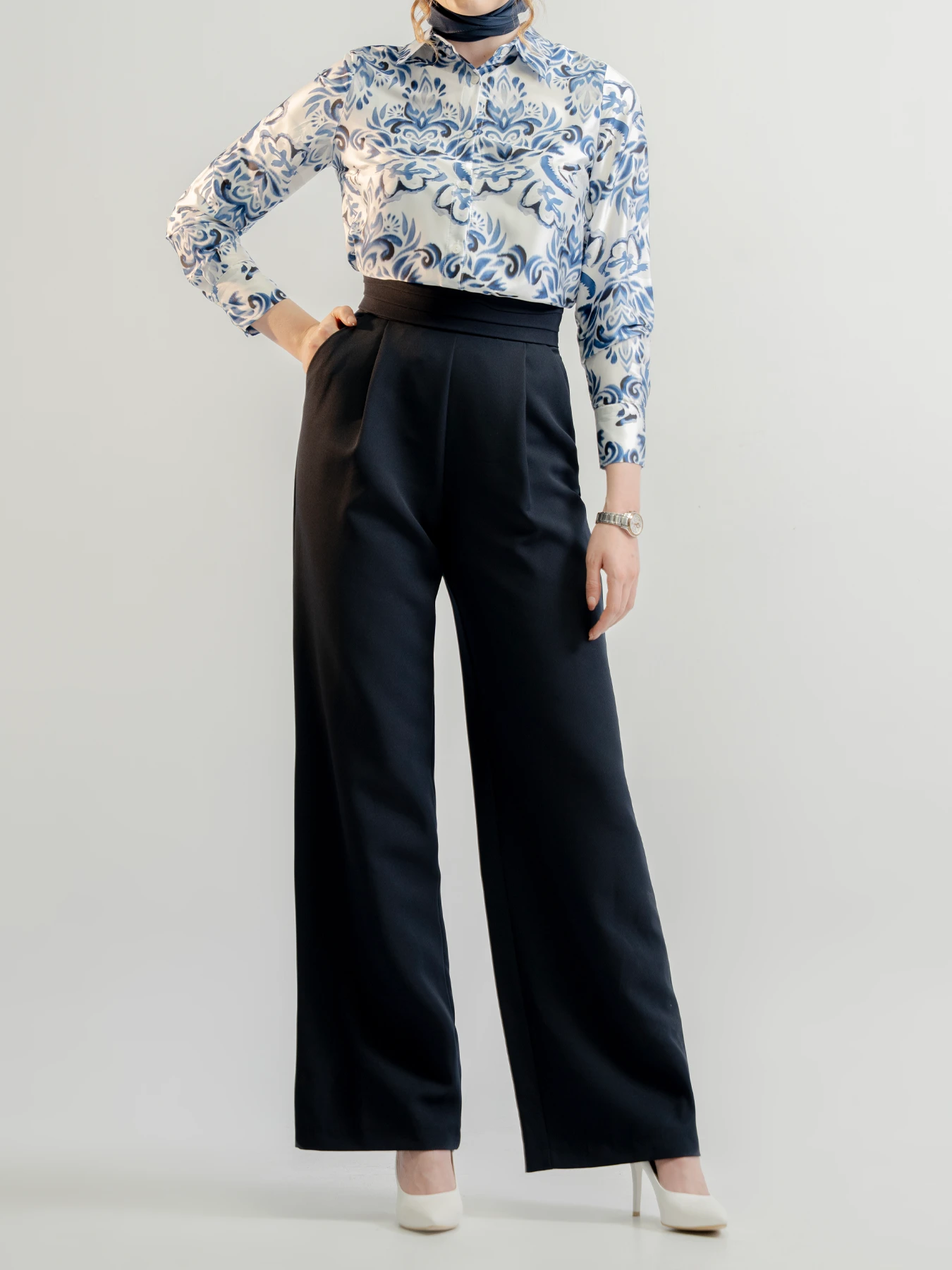 شومیز ساتن یقه مردانه پشت بلند طرحدار آبی سفید