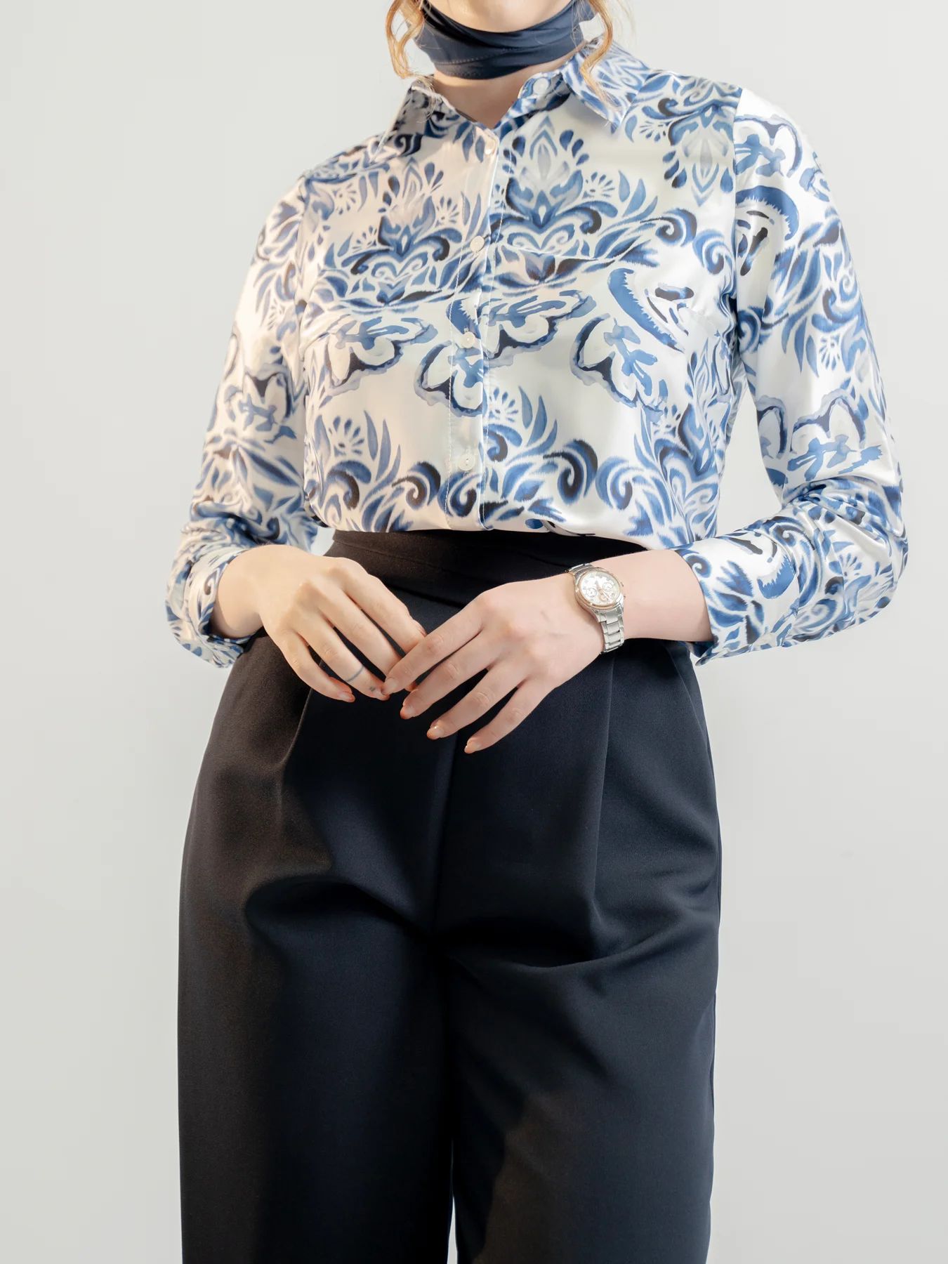 شومیز ساتن یقه مردانه پشت بلند طرحدار آبی سفید