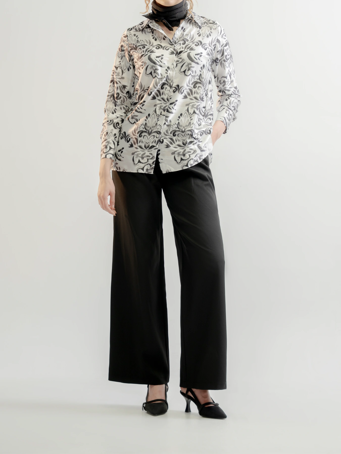 شومیز ساتن یقه مردانه پشت بلند طرحدار سفید مشکی