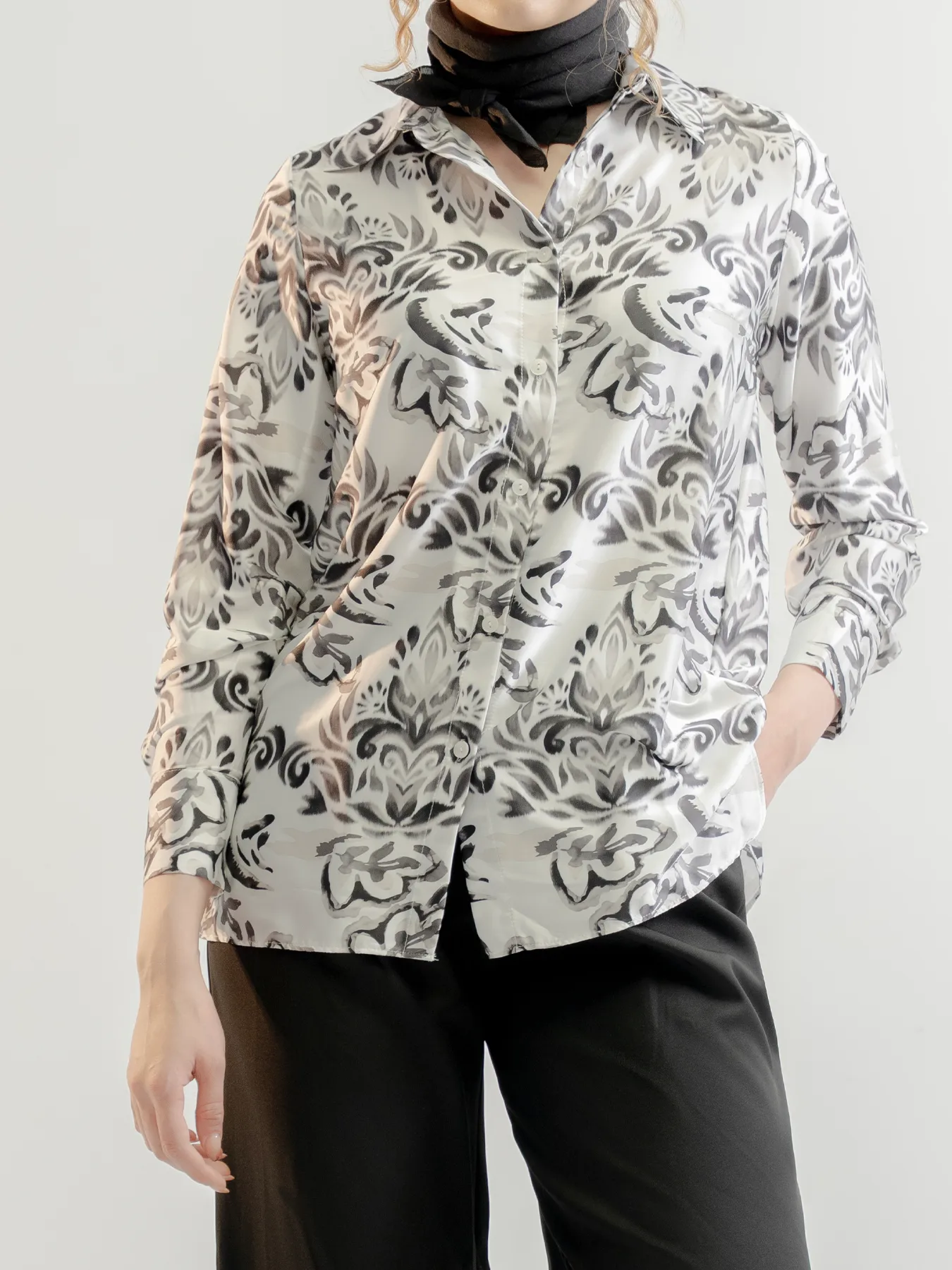 شومیز ساتن یقه مردانه پشت بلند طرحدار سفید مشکی