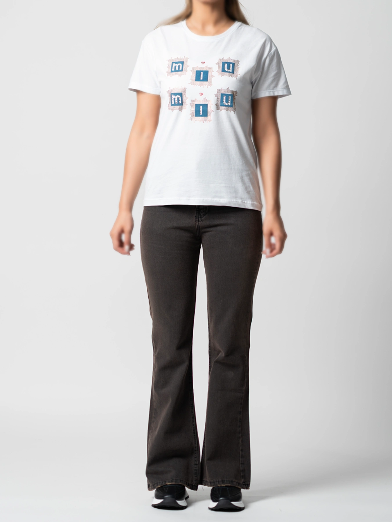 تیشرت سفید یقه گرد طرح مربع