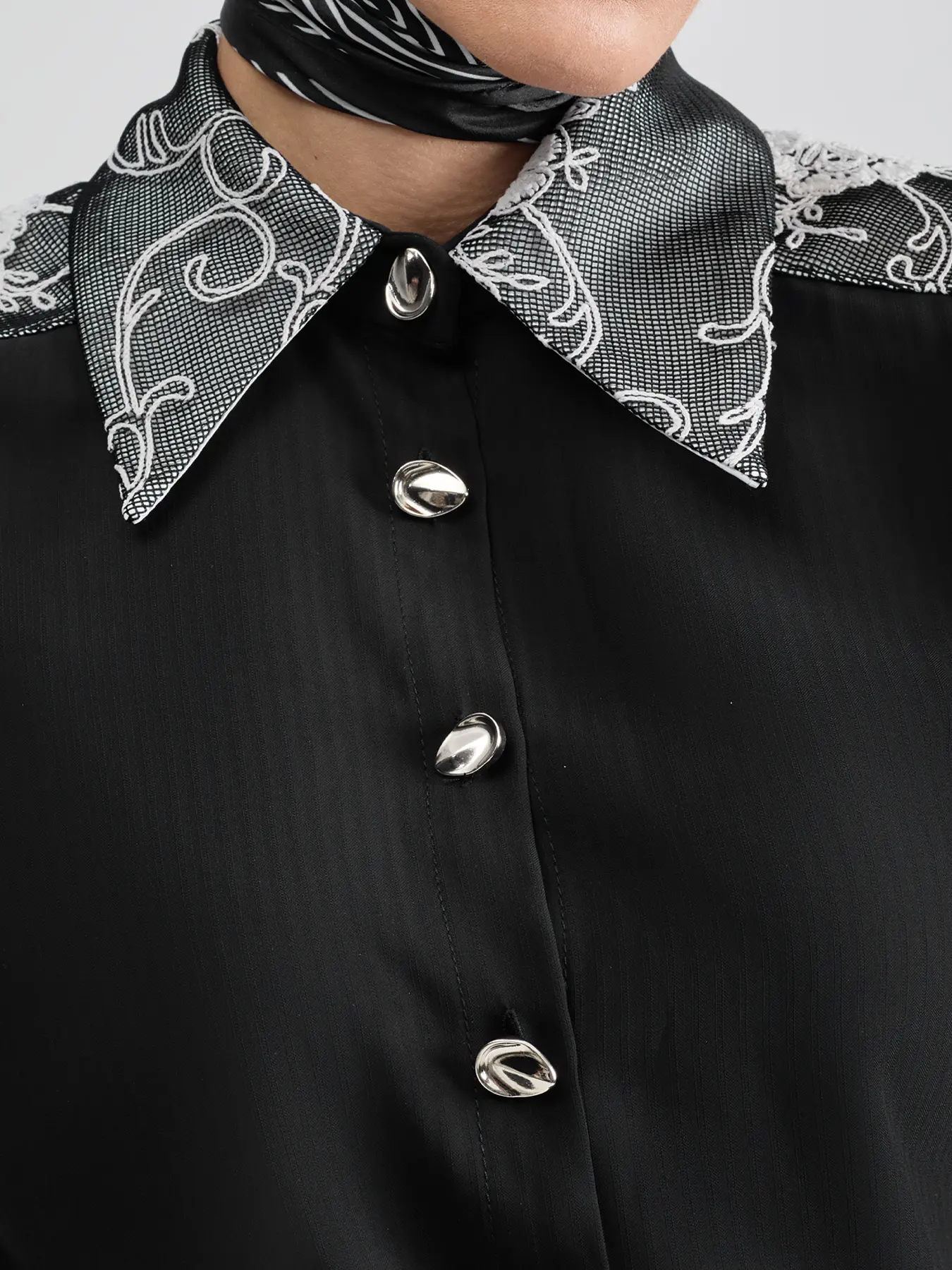 شومیز حریر مشکی یقه خرگوشی خامه دوزی شده 