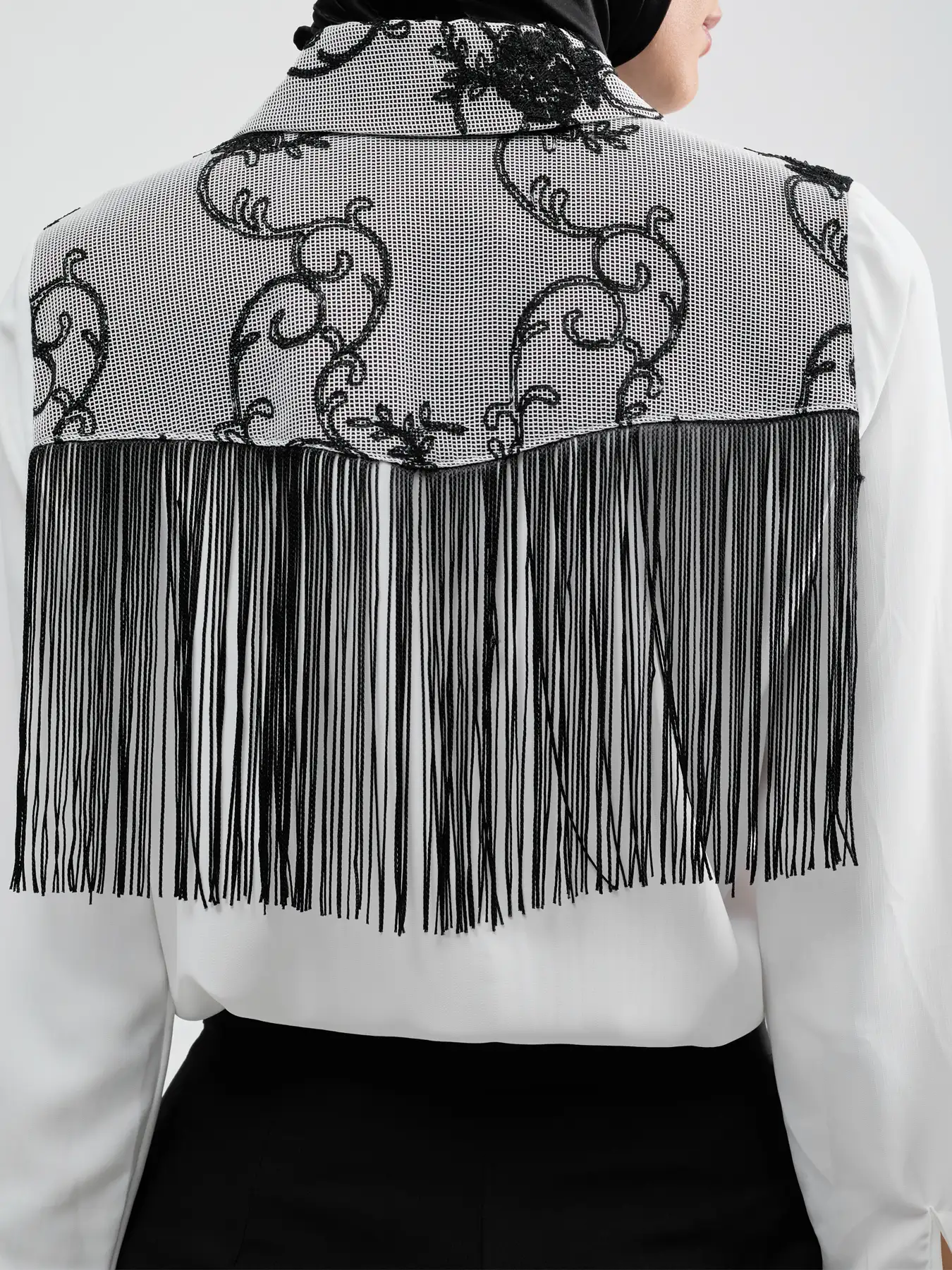 شومیز حریر سفید یقه خرگوشی خامه دوزی شده