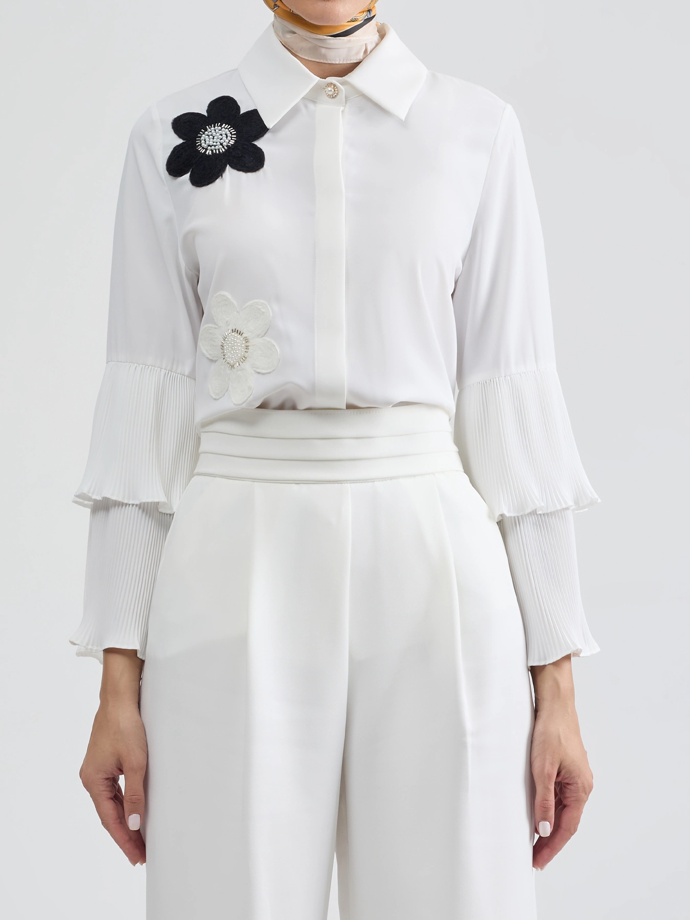 شومیز حریر سفید یقه شکاری آستین دوتکه