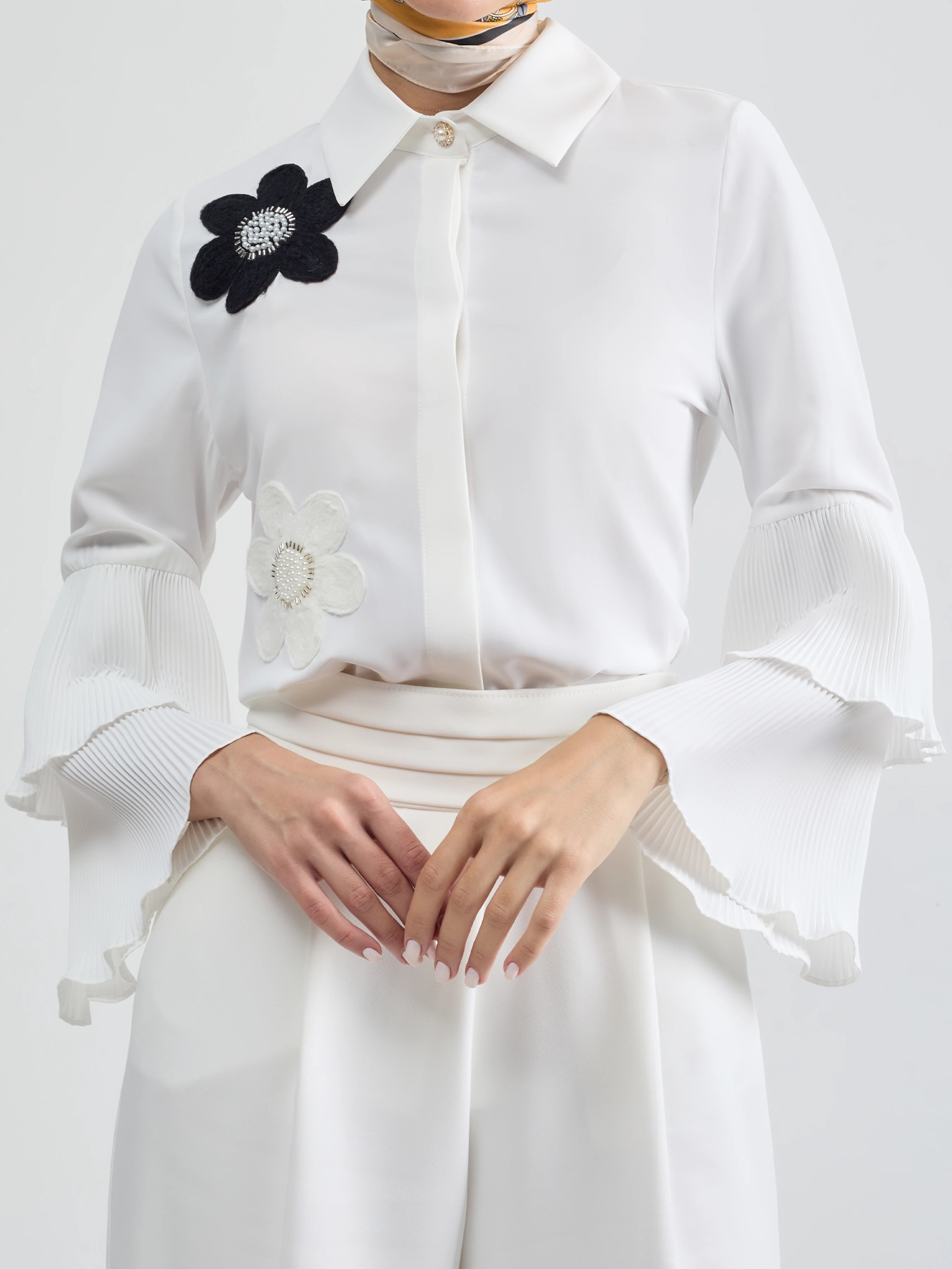 شومیز حریر سفید یقه شکاری آستین دوتکه