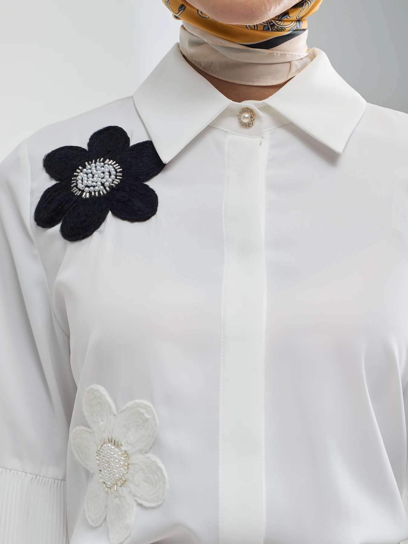 شومیز حریر سفید یقه شکاری آستین دوتکه