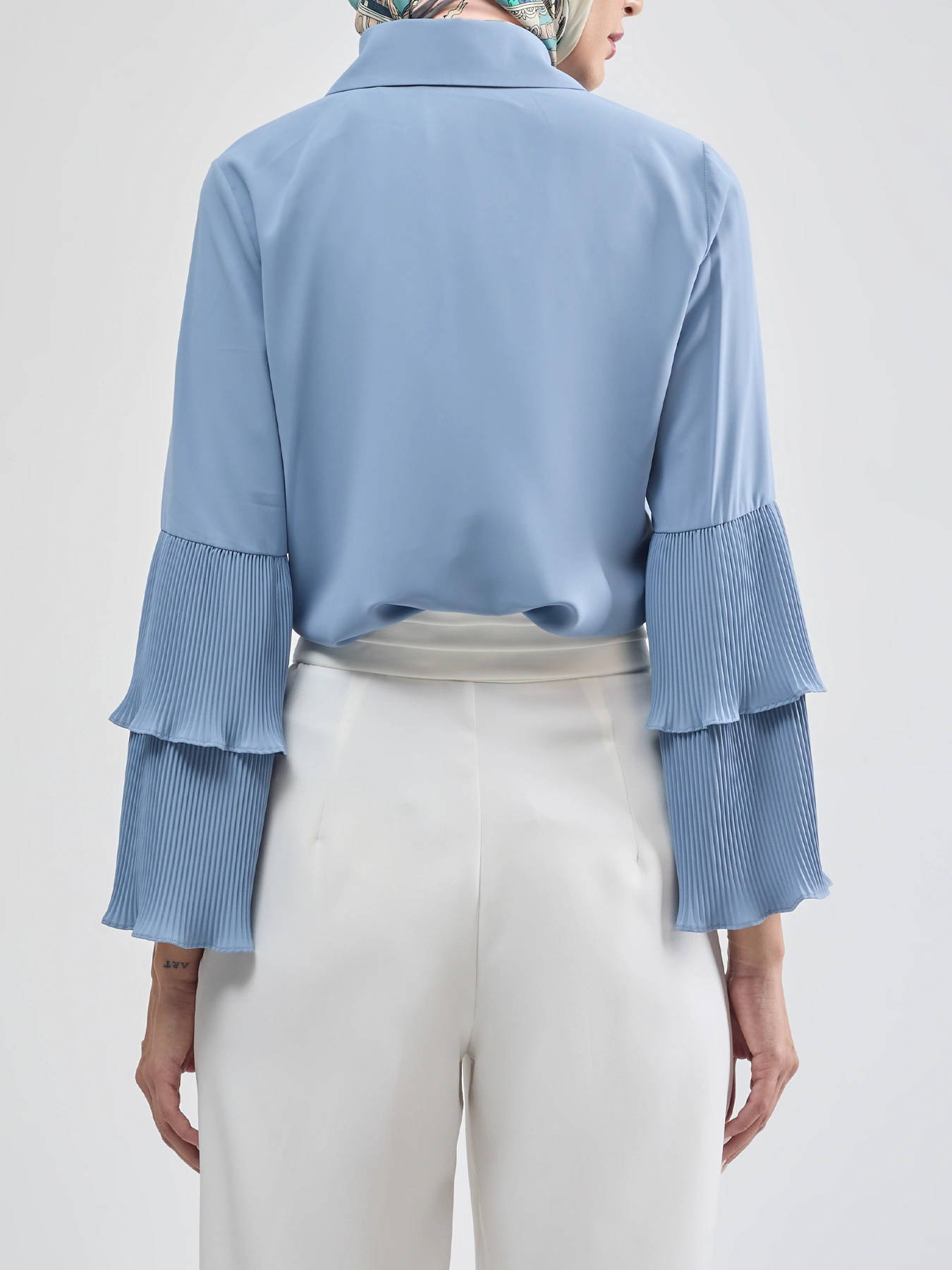 شومیز حریر آبی یقه شکاری آستین دوتکه 