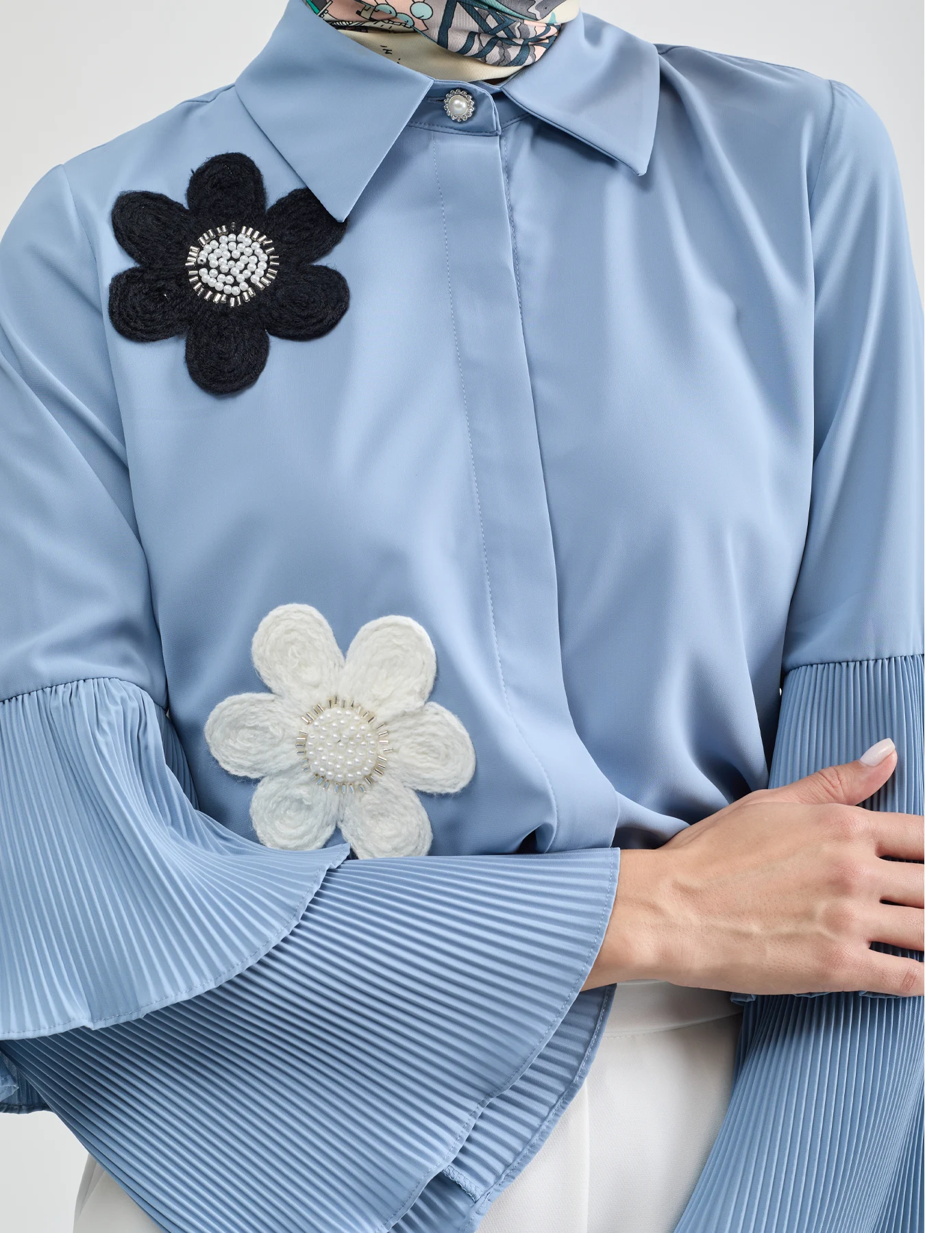 شومیز حریر آبی یقه شکاری آستین دوتکه 