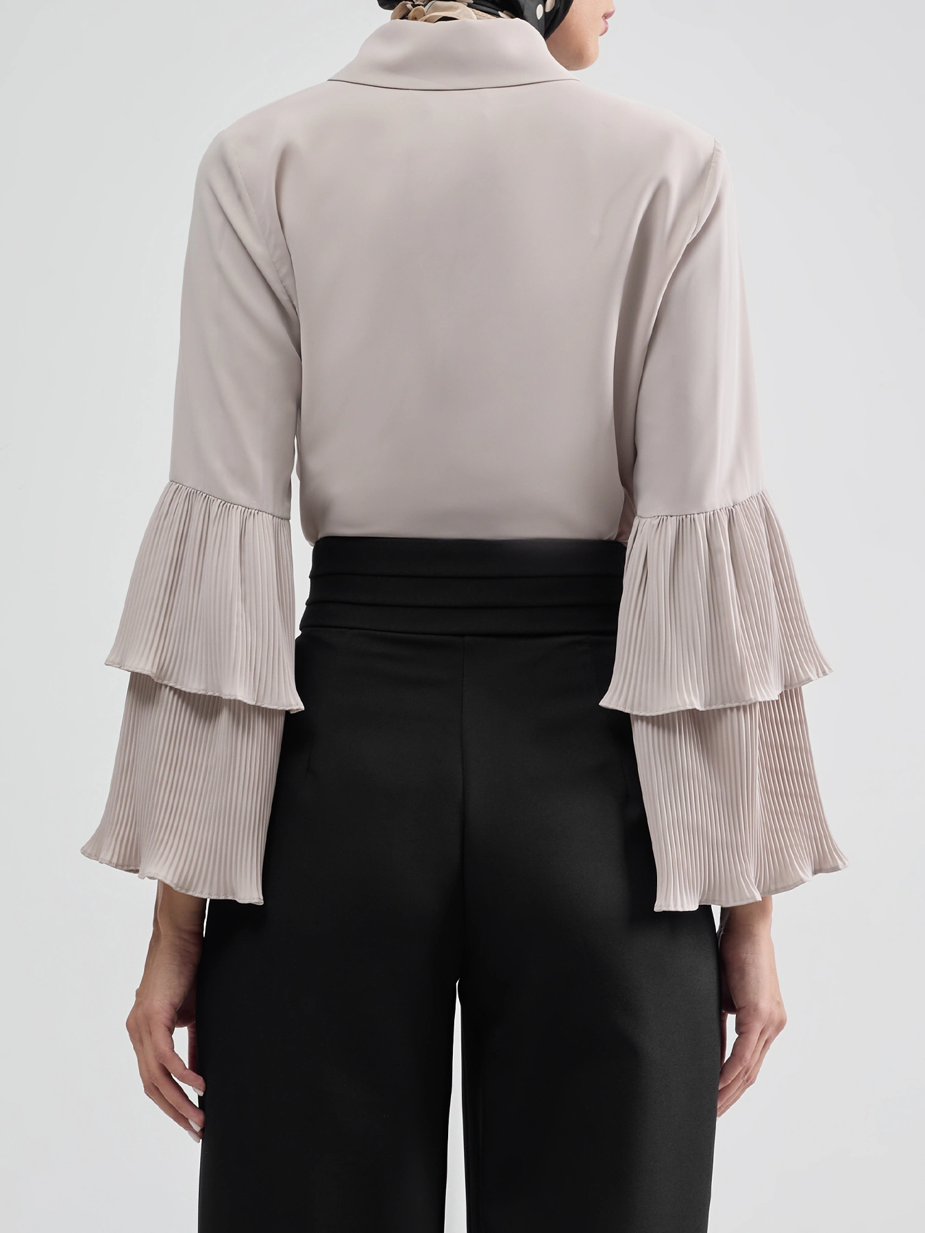 شومیز حریر نسکافه ای یقه شکاری آستین دوتکه