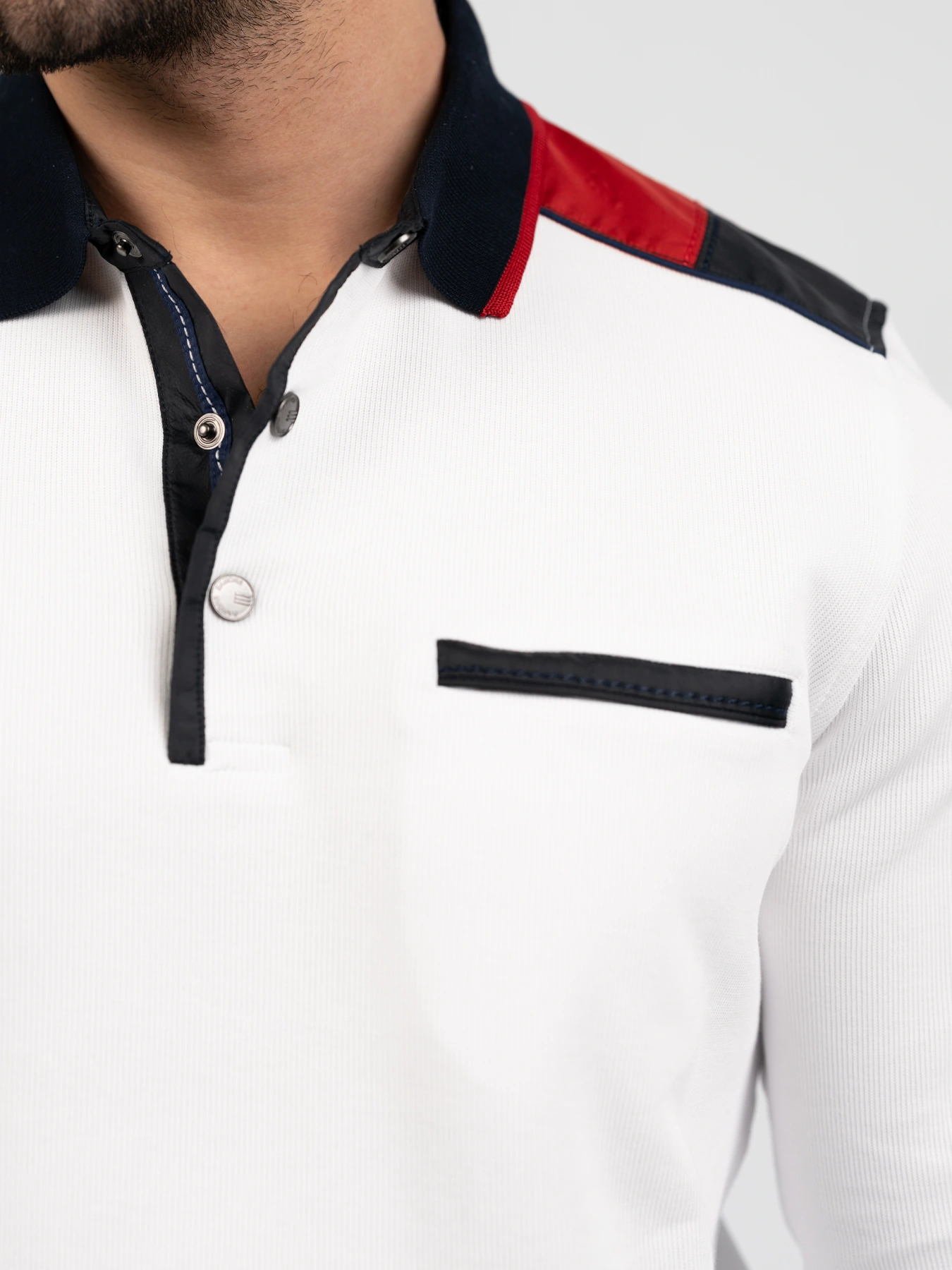 پلیور یقه دار سه دکمه سفید 40